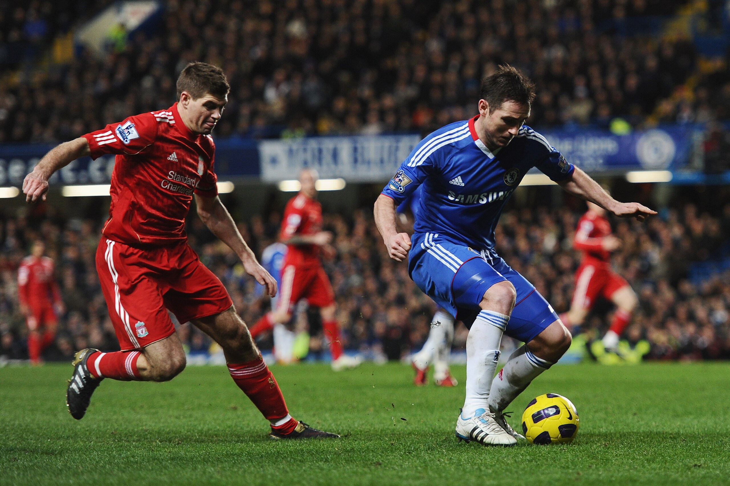 LONDON, ENGLAND - FEBRUARY 06:  Frank Lampard of Chelsea is watched by Steven Gerrard of Liverpool to the ball during the Barclays Premier League match between Chelsea and Liverpool at Stamford Bridge on February 6, 2011 in London, England.  (Photo by Lau
