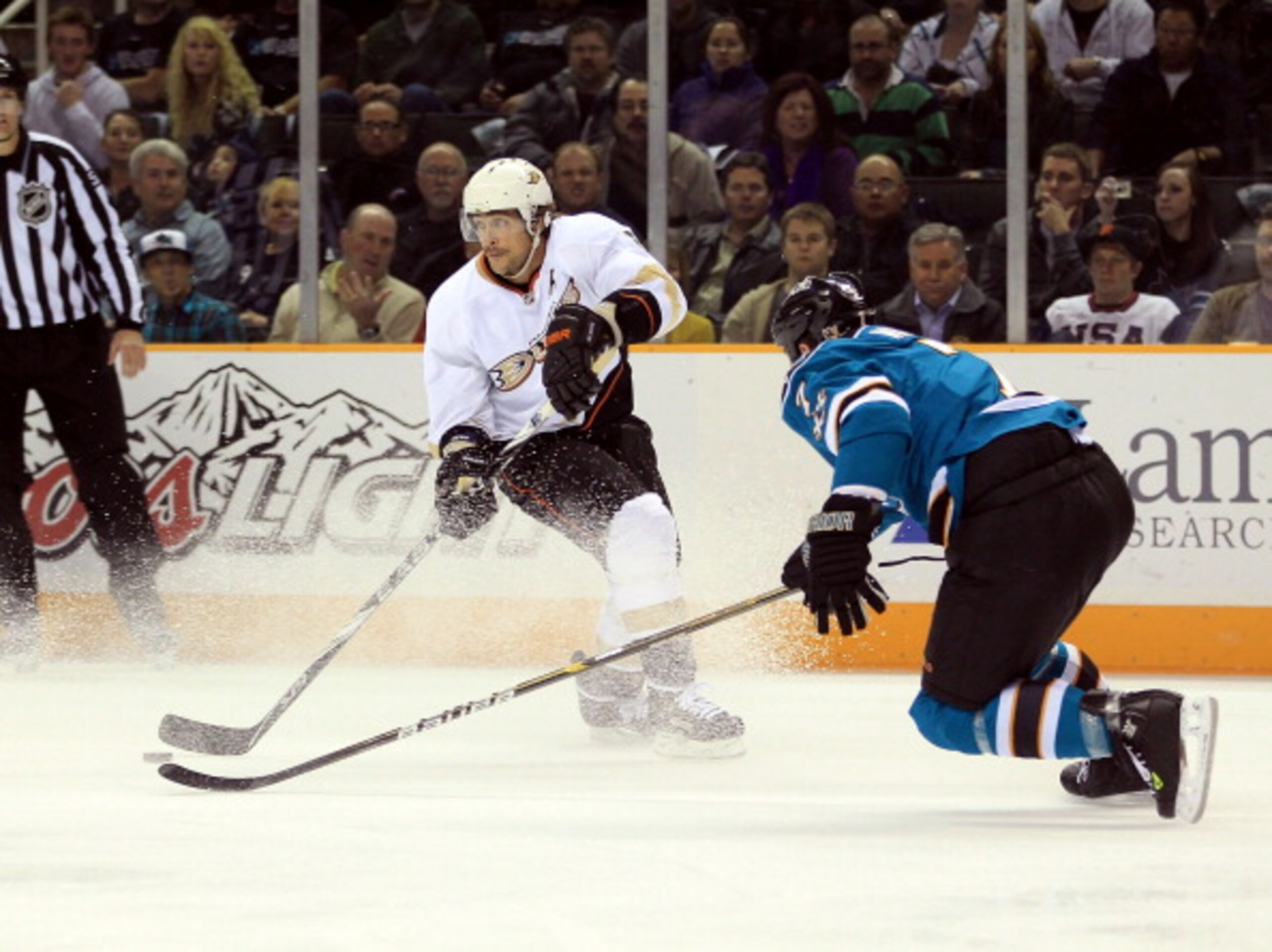 SAN JOSE, CA - NOVEMBER 09:  Teemu Selanne #8 of the Anaheim Ducks is defended by Niclas Wallin #7 of the San Jose Sharks at HP Pavilion on November 9, 2010 in San Jose, California.  (Photo by Ezra Shaw/Getty Images)