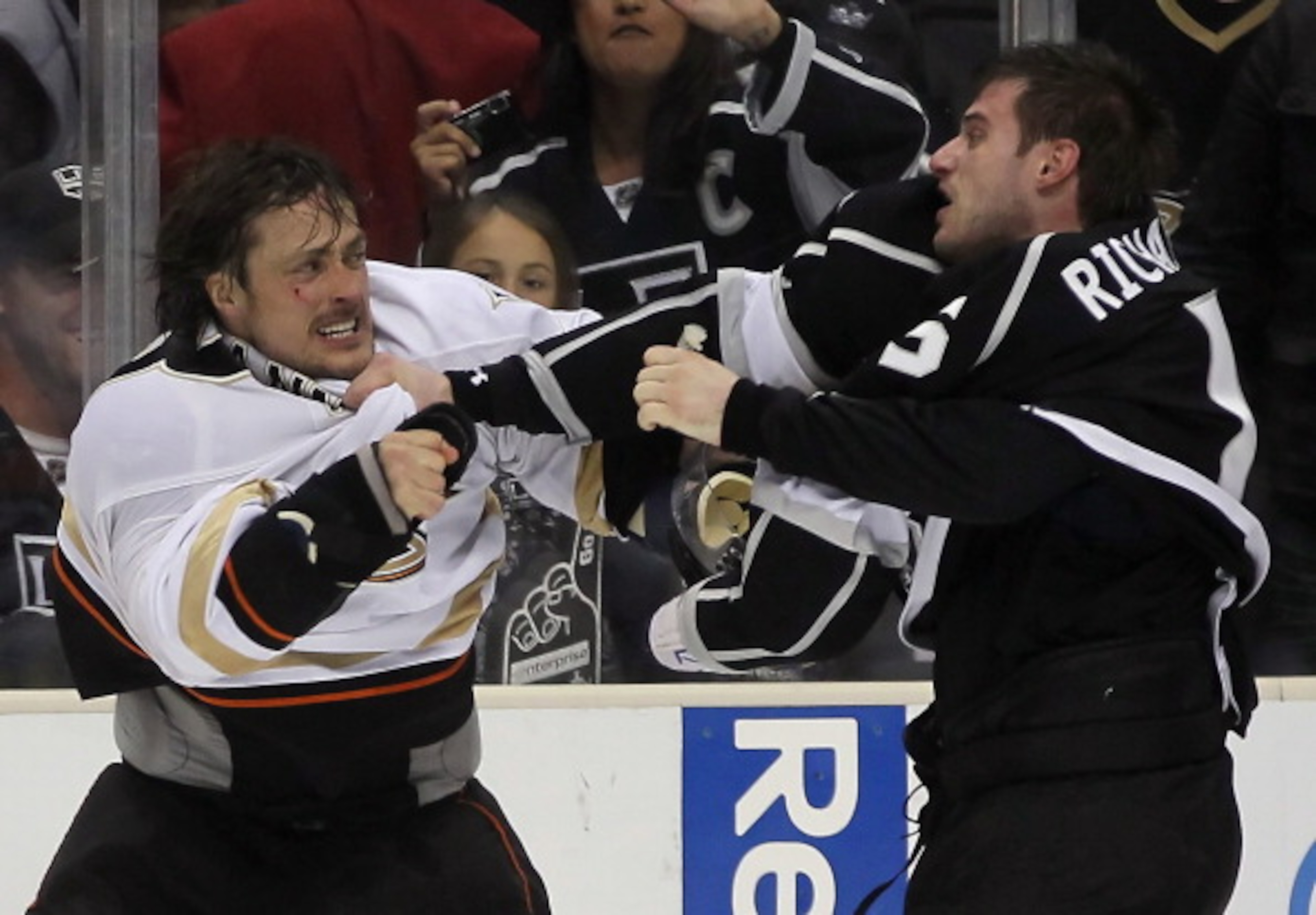 LOS ANGELES, CA - APRIL 09:  Teemu Selanne #8 of the Anaheim Ducks and Brad Richardson #15 of the Los Angeles Kings fight in the third period at Staples Center on April 9, 2011 in Los Angeles, California. The Ducks defeated the Kings 3-1.  (Photo by Jeff