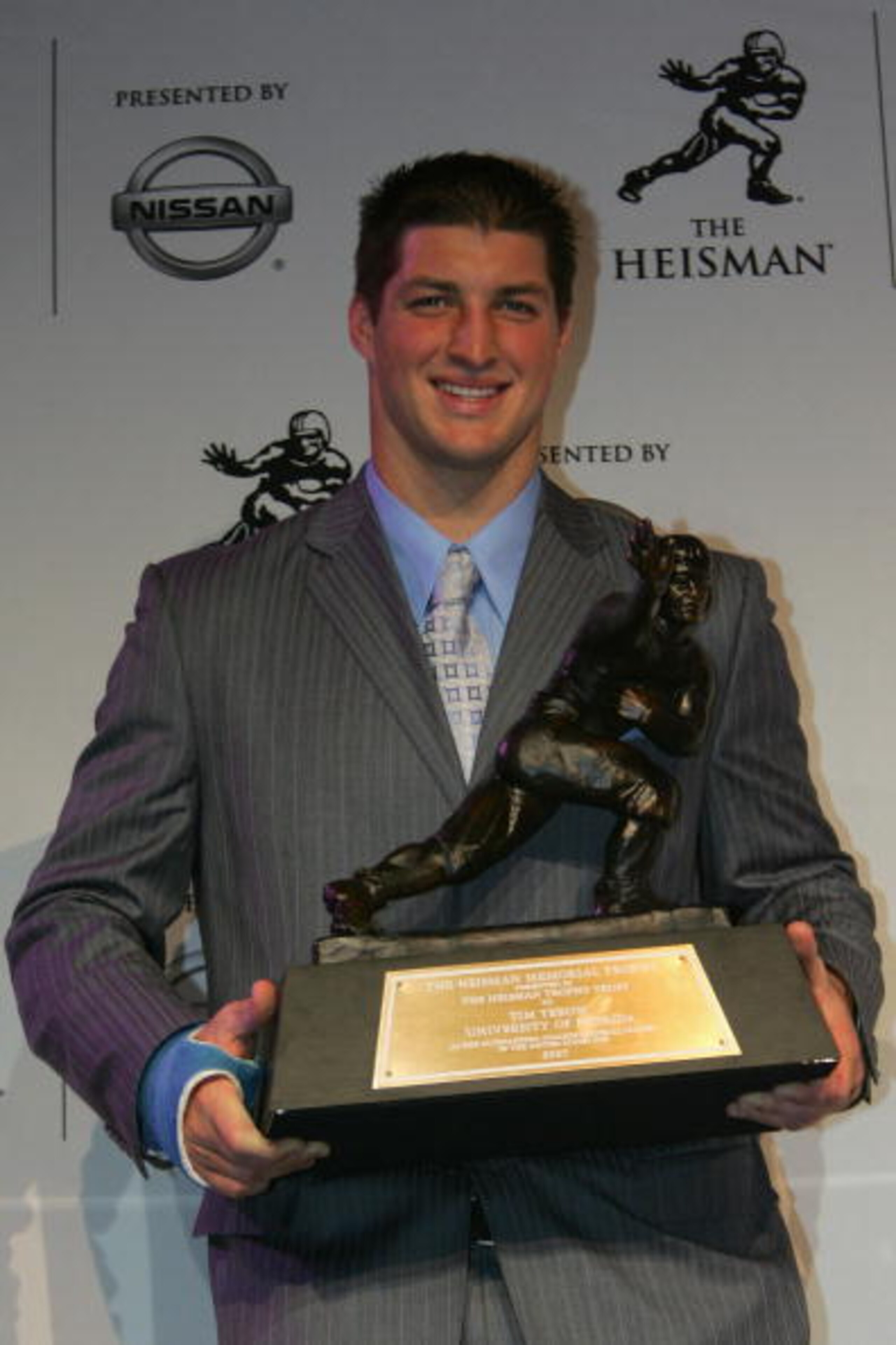 NEW YORK - DECEMBER 08:  Quarterback Tim Tebow of the University of Florida poses with the Heisman trophy after winning the 73rd Annual Heisman Memorial Trophy Award on December 8, 2007 in New York City.  (Photo by Chris Trotman/Getty Images)