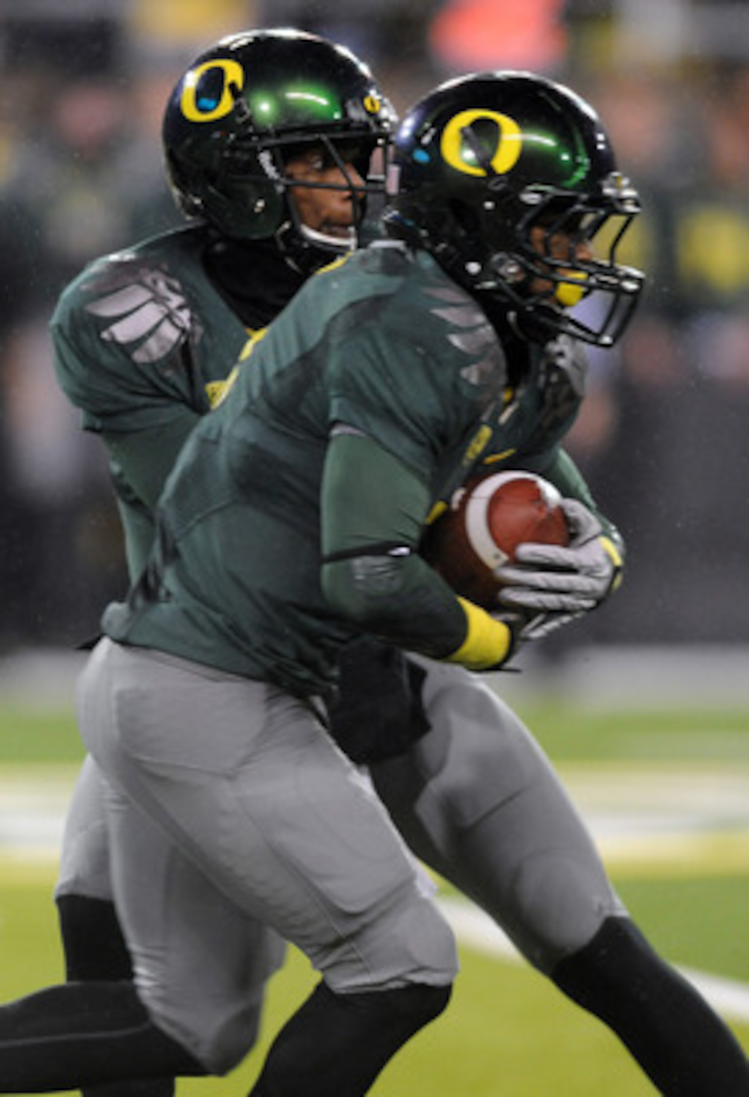EUGENE, OR - NOVEMBER 26: Quarterback Darron Thomas #1 hands the ball off to running back LaMichael James #21 of the Oregon Ducks in the third quarter of the game against the Arizona Wildcats at Autzen Stadium on November 26, 2010 in Eugene, Oregon. The D