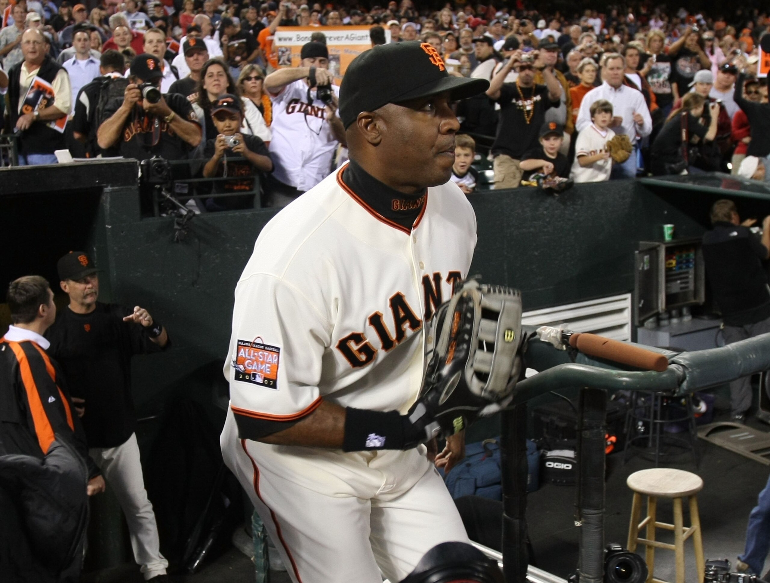 SAN FRANCISCO - SEPTEMBER 26: Barry Bonds #25 of the San Francisco Giants runs out into the outfield in the top of the first inning against the San Diego Padres during a Major League Baseball game on September 26, 2007 at AT&T Park in San Francisco, Cali SAN FRANCISCO - SEPTEMBER 26: Barry Bonds #25 of the San Francisco Giants runs out into the outfield in the top of the first inning against the San Diego Padres during a Major League Baseball game on September 26, 2007 at AT&T Park in San Francisco, Cali
