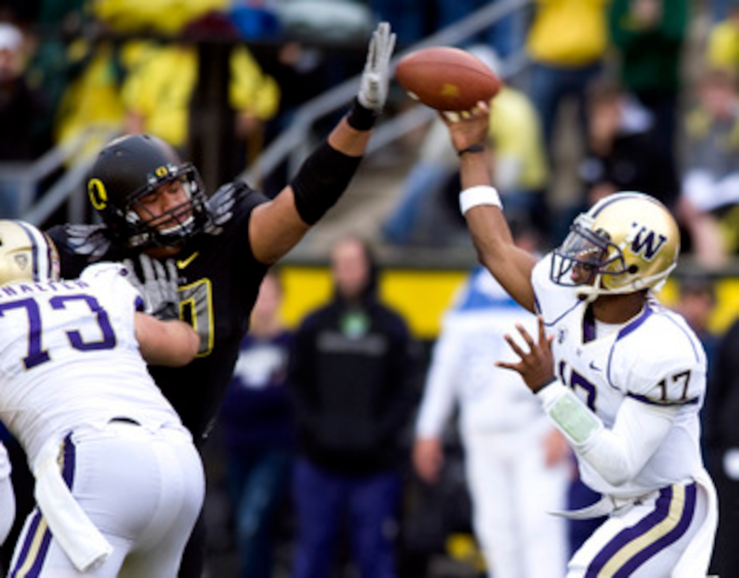 EUGENE, OR - NOVEMBER 06: Defensive tackle Ricky Heimuli #90 of the Oregon Ducks knocks down the pass of quarterback Keith Price #17 of the Washington Huskies in the fourth quarter of the game at Autzen Stadium on November 6, 2010 in Eugene, Oregon. The D