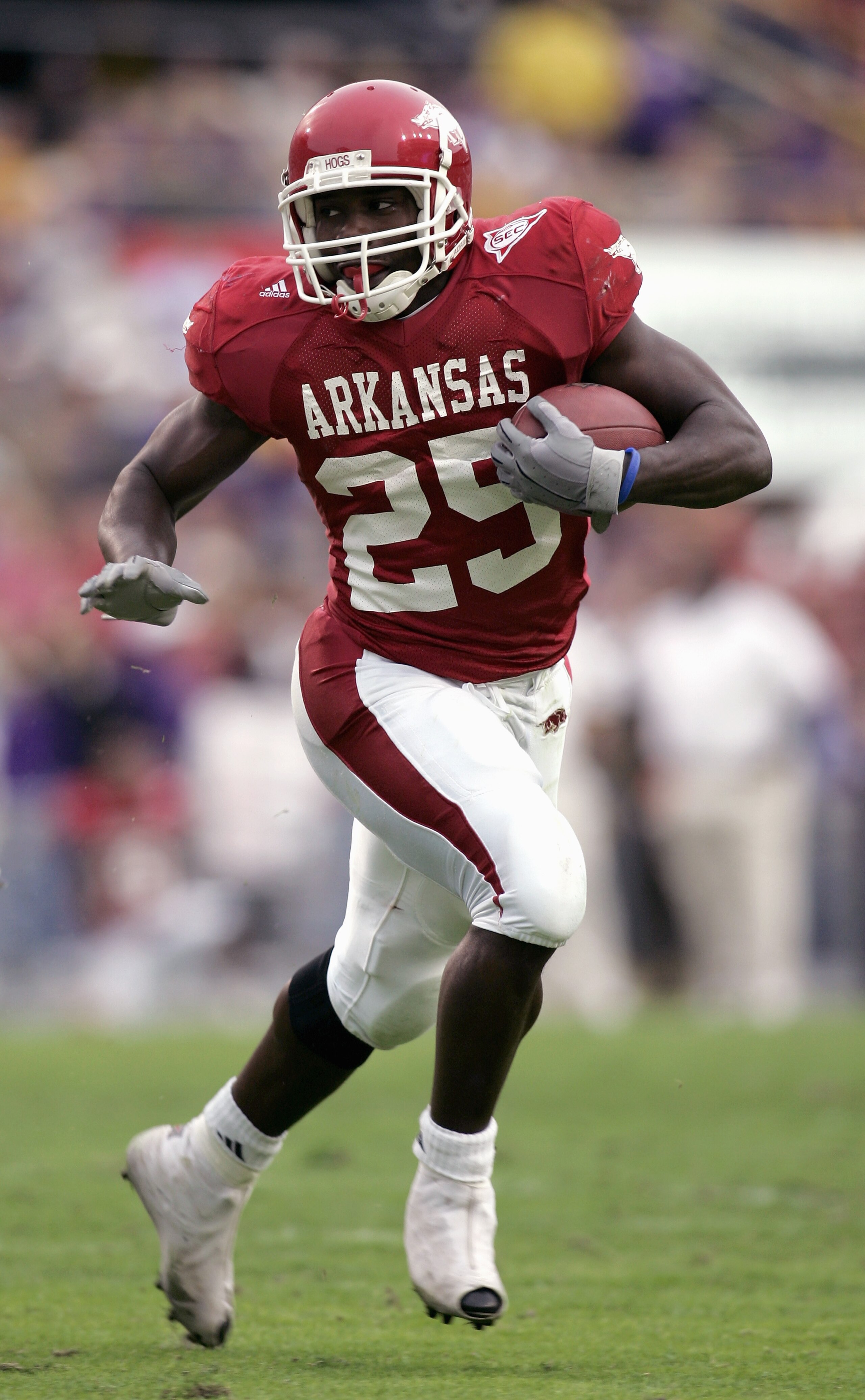BATON ROUGE, LA - NOVEMBER 25:  Felix Jones #25 of the University of Arkansas Razorbacks carries the ball during the game with the Louisiana State University Tigers on November 25, 2005 at Tiger Stadium in Baton Rouge, Louisiana.  The Tigers won 19-17.  (