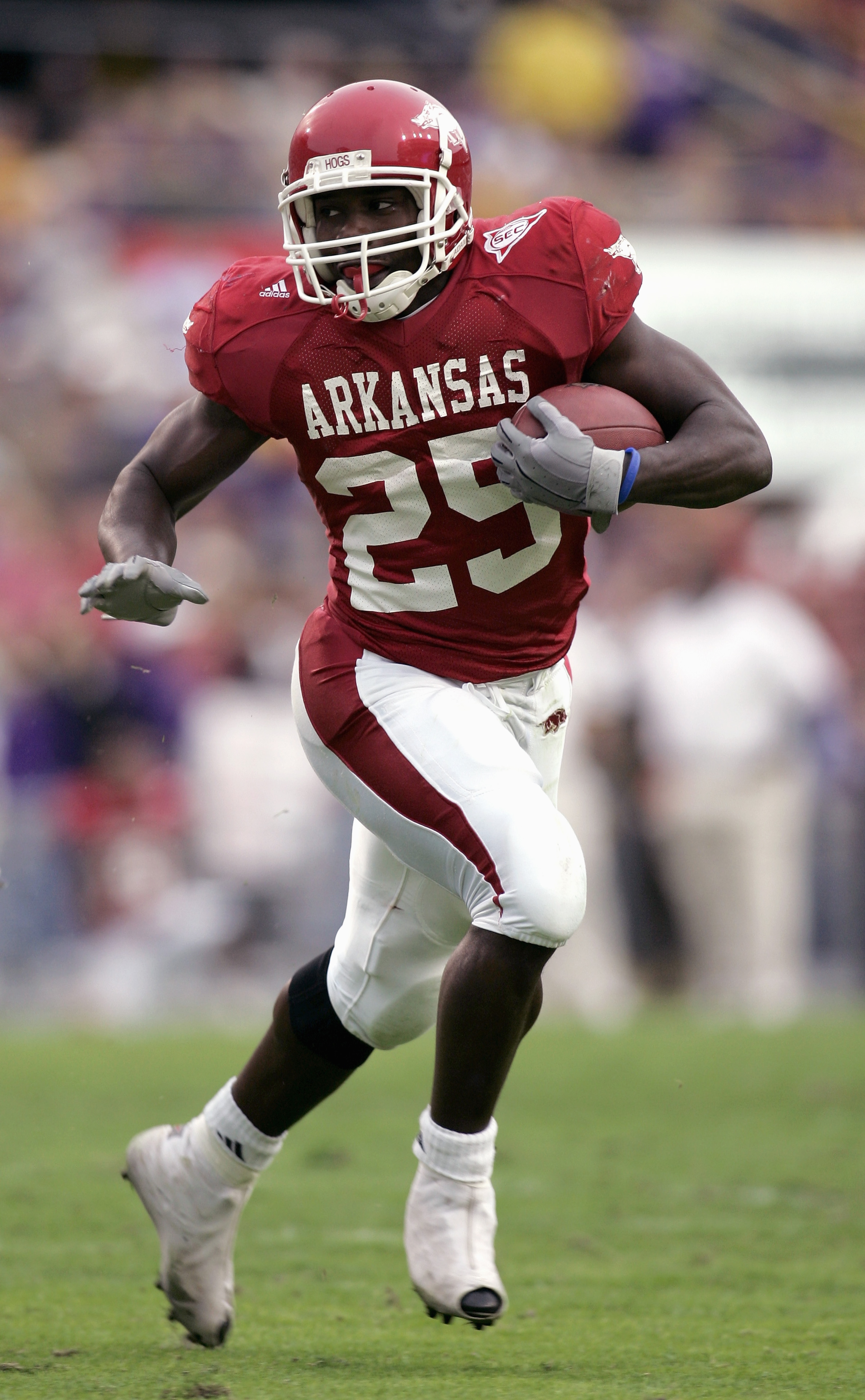 BATON ROUGE, LA - NOVEMBER 25: Felix Jones #25 of the University of Arkansas Razorbacks carries the ball during the game with the Louisiana State University Tigers on November 25, 2005 at Tiger Stadium in Baton Rouge, Louisiana. The Tigers won 19-17. ( BATON ROUGE, LA - NOVEMBER 25: Felix Jones #25 of the University of Arkansas Razorbacks carries the ball during the game with the Louisiana State University Tigers on November 25, 2005 at Tiger Stadium in Baton Rouge, Louisiana. The Tigers won 19-17. (