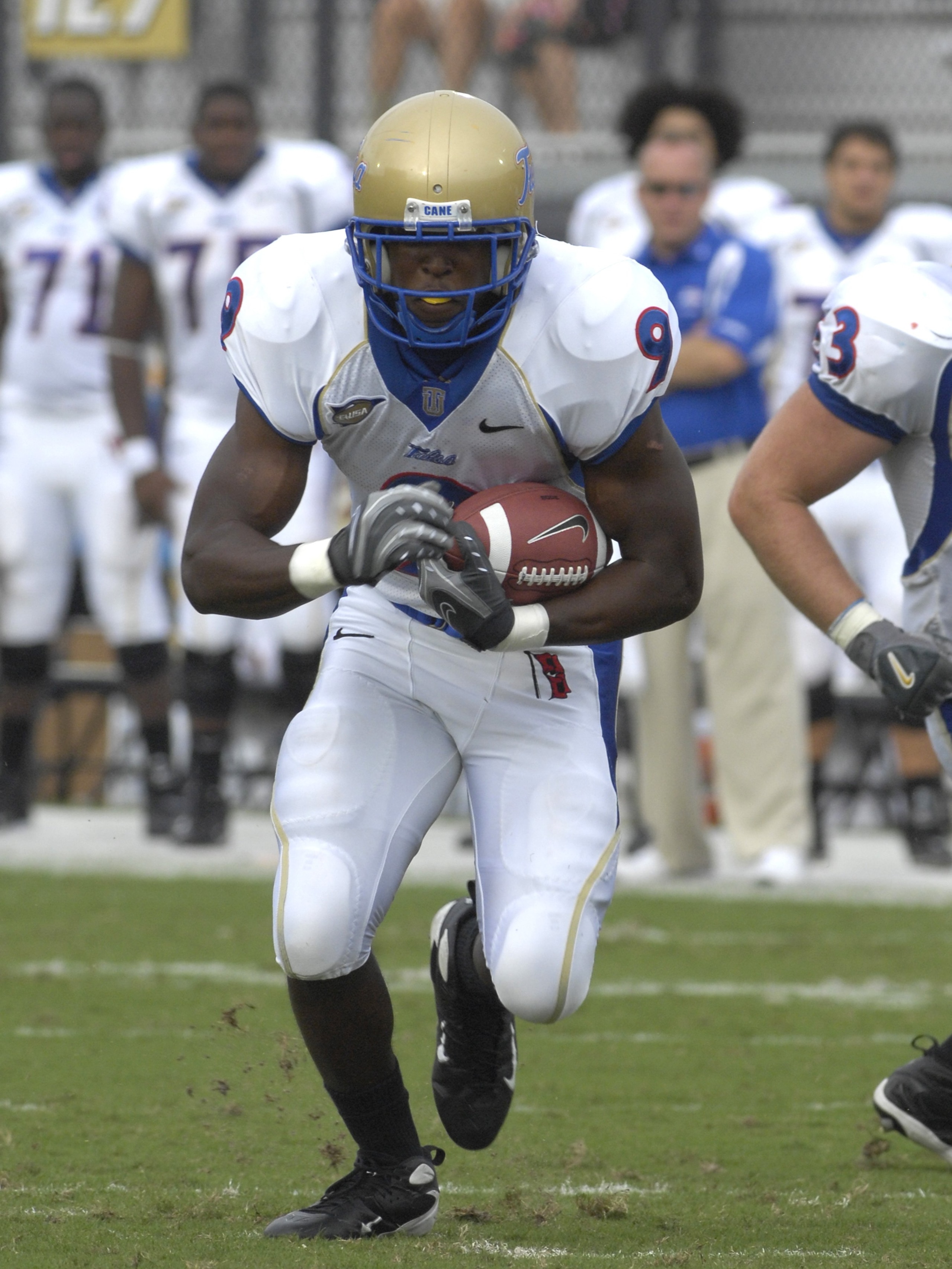 ORLANDO, FL - OCTOBER 20: Fullback Charles Clay #9 of the Tulsa Golden Hurricane rushes upfield against the University of Central Florida Knights at Bright House Stadium on October 20, 2007 in Orlando, Florida. UCF won 44 - 23. (Photo by Al Messerschmid ORLANDO, FL - OCTOBER 20: Fullback Charles Clay #9 of the Tulsa Golden Hurricane rushes upfield against the University of Central Florida Knights at Bright House Stadium on October 20, 2007 in Orlando, Florida. UCF won 44 - 23. (Photo by Al Messerschmid