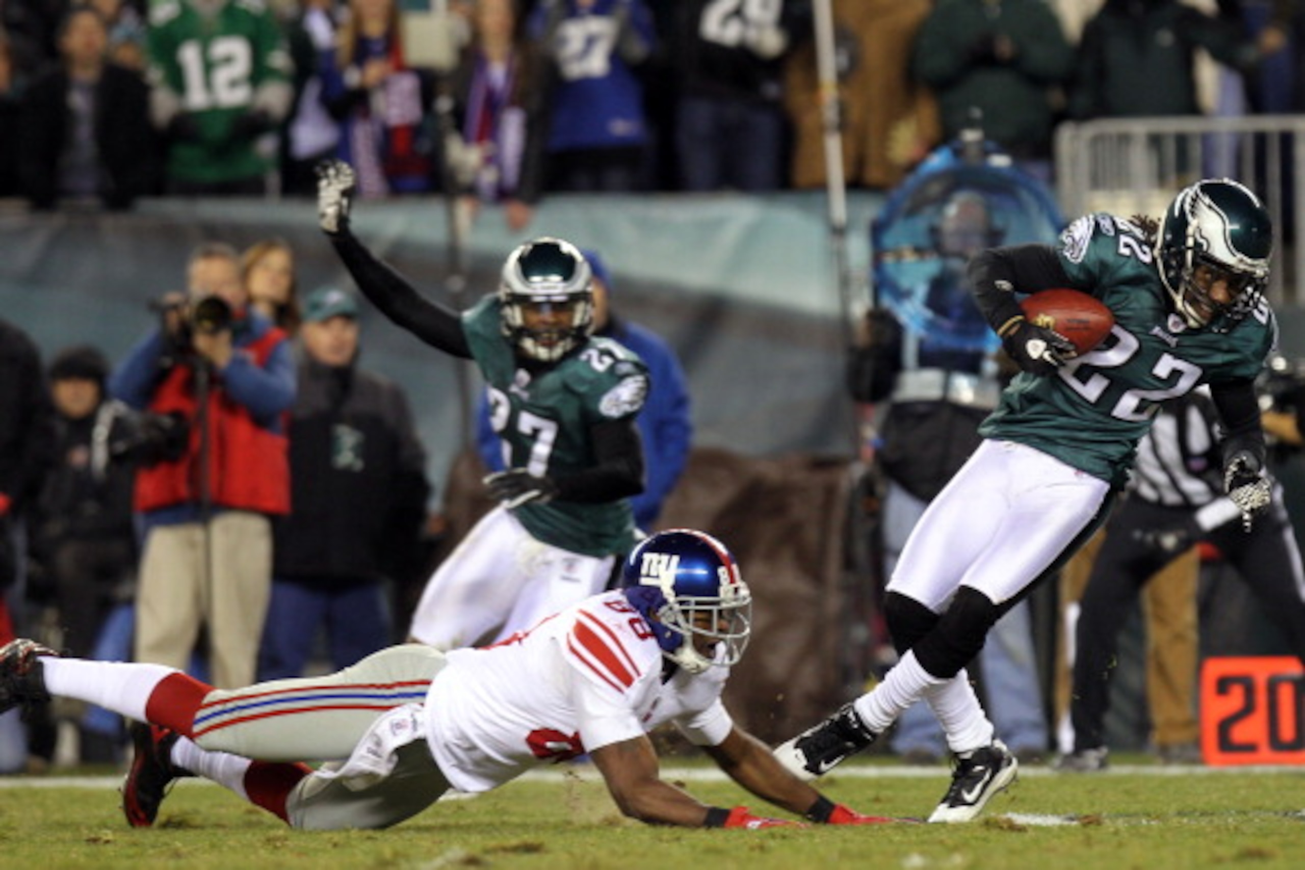 PHILADELPHIA, PA - NOVEMBER 21:  Asante Samuel #22 of the Philadelphia Eagles runs down field against Hakeem Nicks #88 of the New York Giants at Lincoln Financial Field on November 21, 2010 in Philadelphia, Pennsylvania.  (Photo by Nick Laham/Getty Images