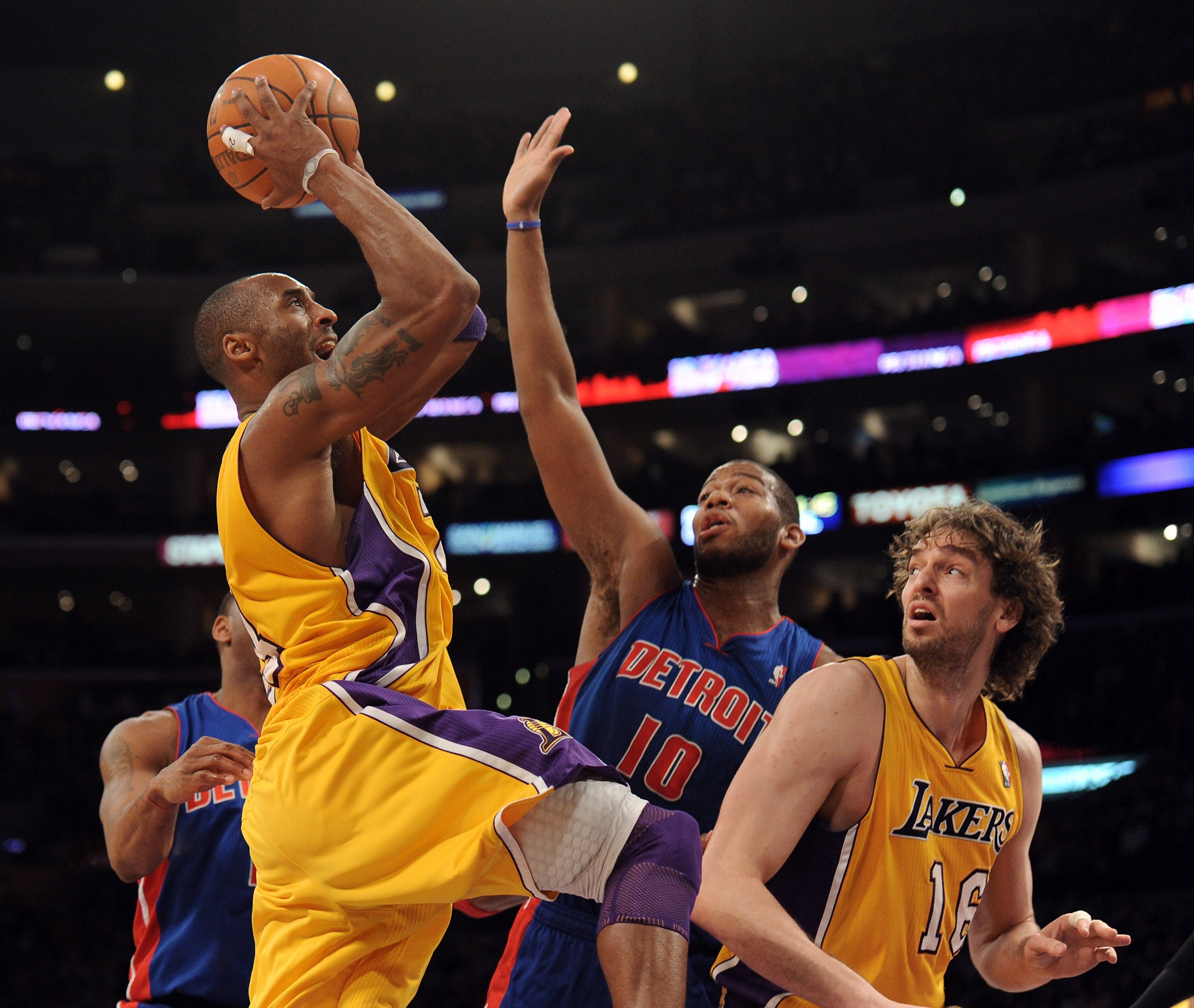 LOS ANGELES, CA - JANUARY 04:  Kobe Bryant #24 of the Los Angeles Lakers shoots a jumper in front of Greg Monroe #10 of the Detroit Pistons and teammate Pau Gasol #16 during the first half at the Staples Center on January 4, 2011 in Los Angeles, Californi