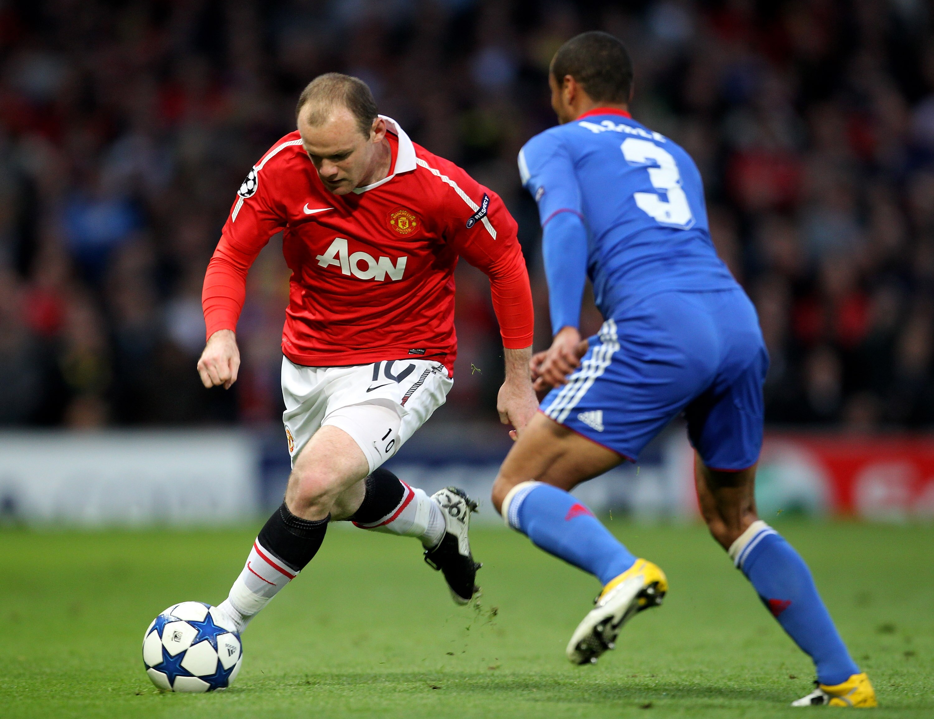 MANCHESTER, ENGLAND - APRIL 12:  Wayne Rooney of Manchester United competes with Ashley Cole of Chelsea during the UEFA Champions League Quarter Final second leg match between Manchester United and Chelsea at Old Trafford on April 12, 2011 in Manchester, 