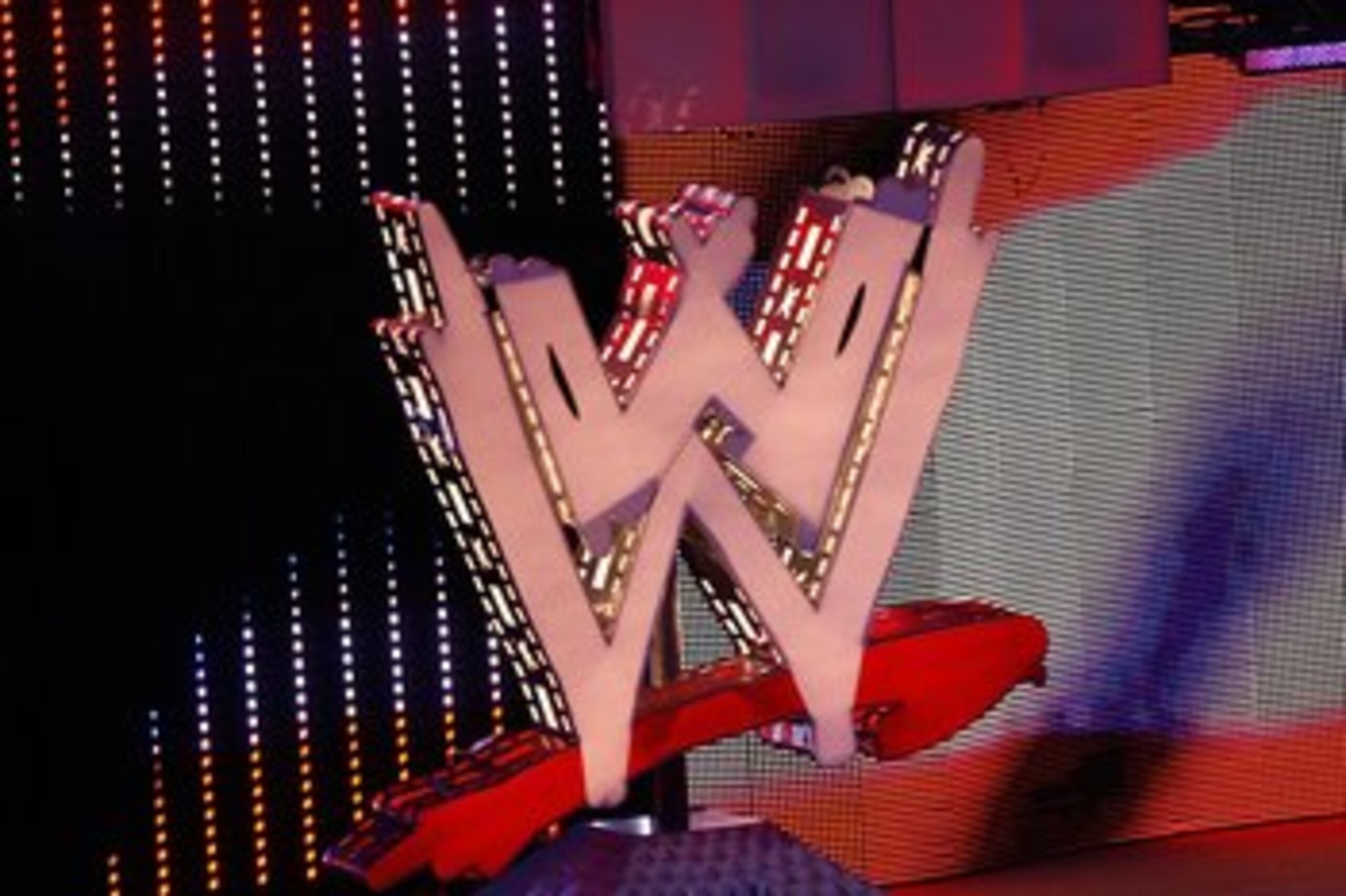 UNCASVILLE, CT - AUGUST 3:  Actor Jeremy Piven guest hosts WWE's 'Monday Night Raw' at Mohegan Sun on August 3, 2009 in Uncasville, Connecticut.  (Photo by Jim Rogash/Getty Images)