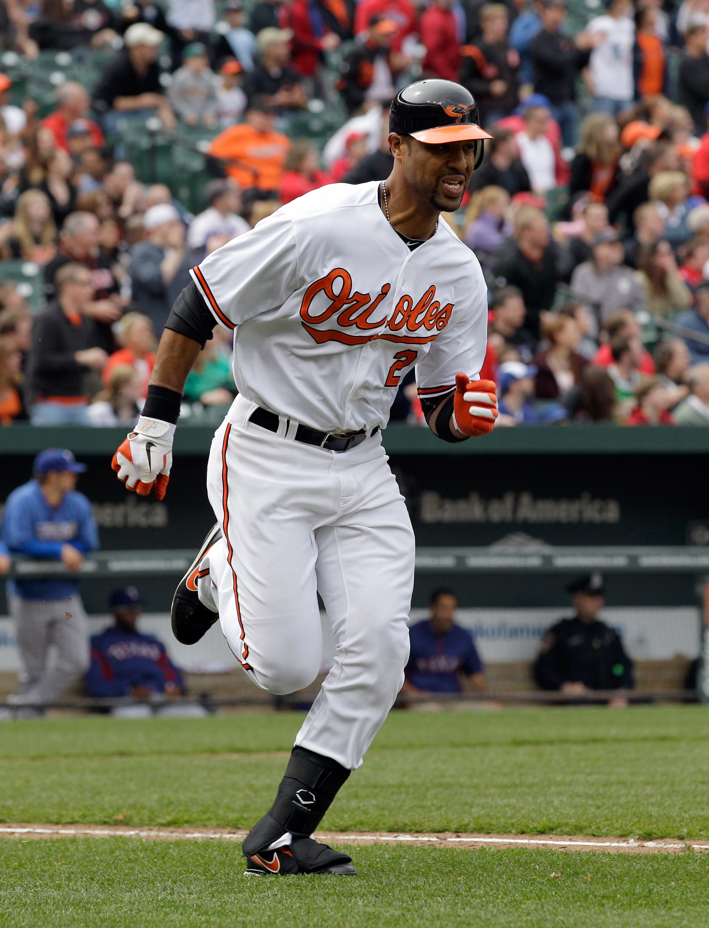 BALTIMORE, MD - APRIL 10: Derrek Lee #25 of the Baltimore Orioles runs to first base against the Texas Rangers at Oriole Park at Camden Yards on April 10, 2011 in Baltimore, Maryland.  (Photo by Rob Carr/Getty Images)
