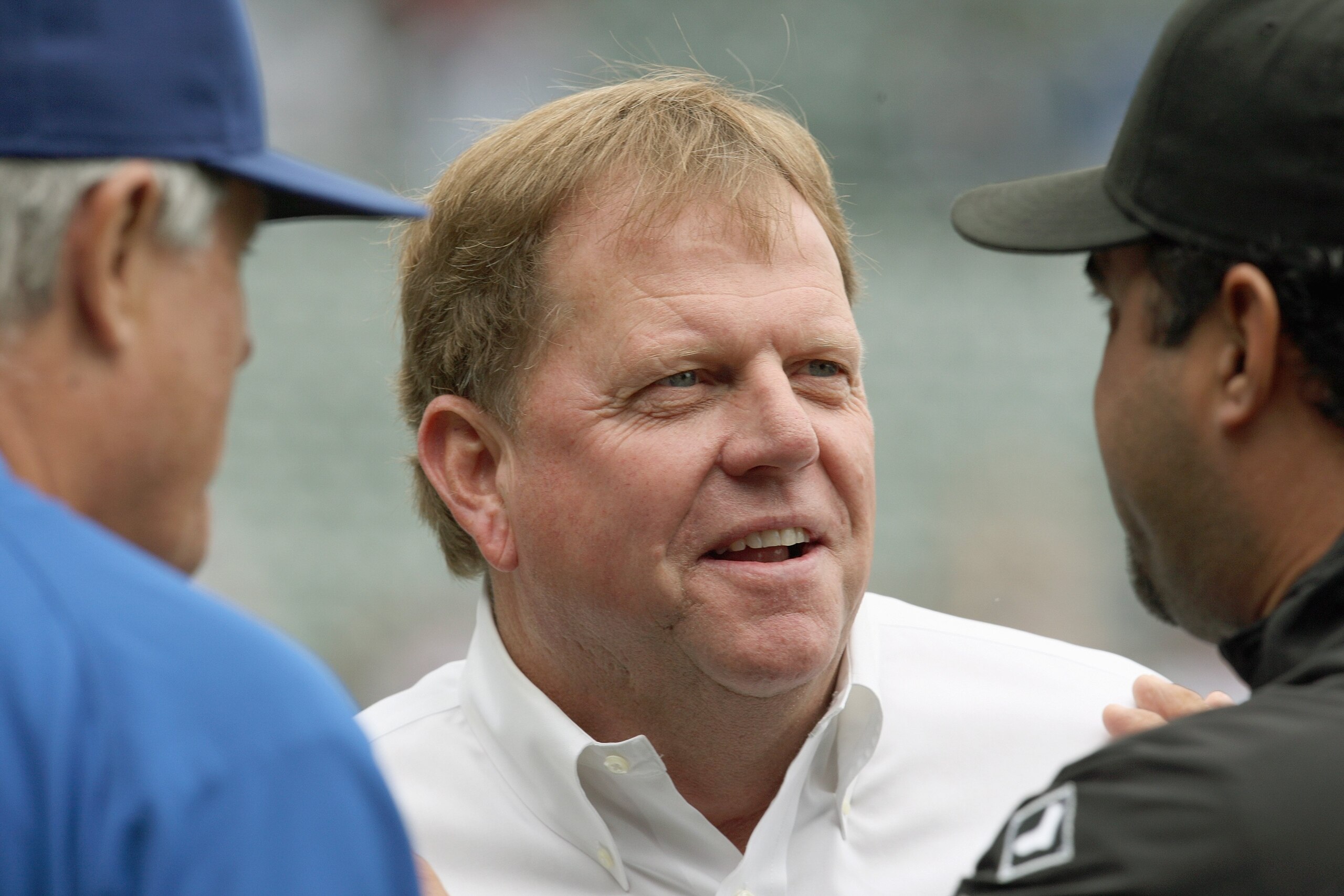 CHICAGO - JUNE 17: General Manager Jim Hendry of the Chicago Cubs talks to manager Ozzie Guillen and manager Lou Pinella before an interleague game against the Chicago White Sox on June 17, 2009 at Wrigley Field in Chicago, Illinois. (Photo by Jonathan Da
