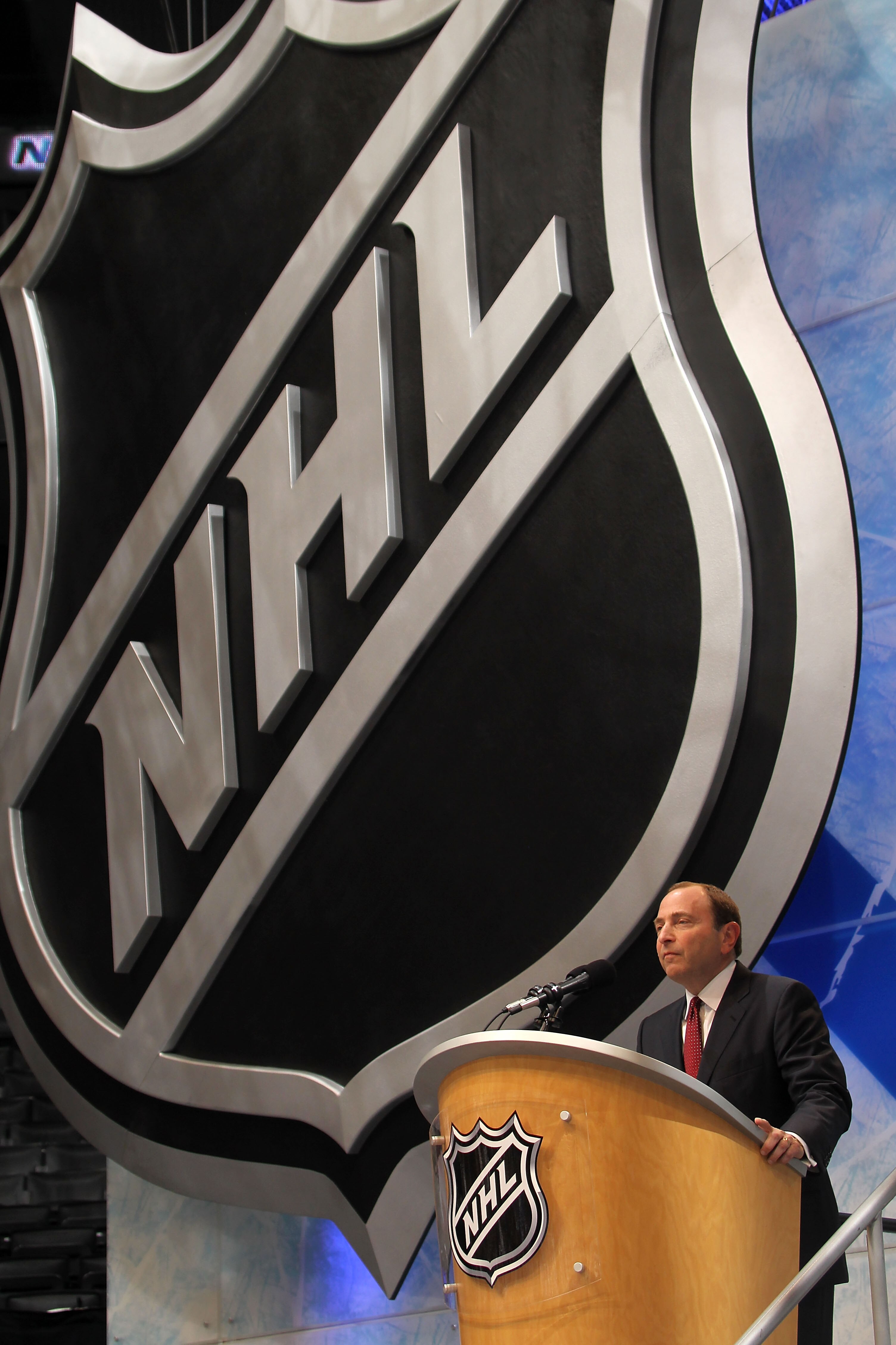 LOS ANGELES, CA - JUNE 25:  Gary Bettman, Commissioner of the National Hockey League, speaks to start the 2010 NHL Entry Draft at Staples Center on June 25, 2010 in Los Angeles, California.  (Photo by Bruce Bennett/Getty Images)