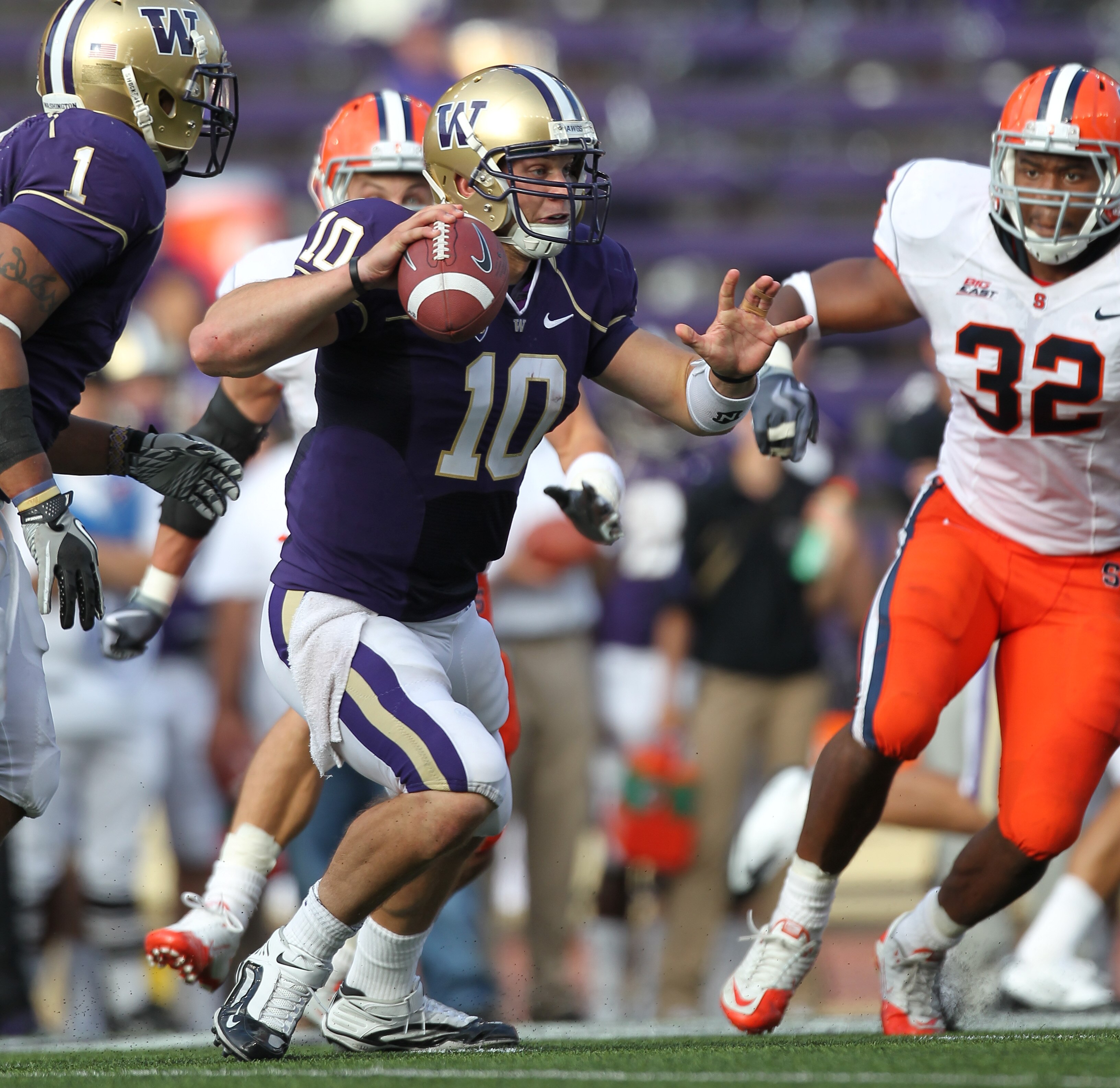 SEATTLE - SEPTEMBER 11:  Quarterback Jake Locker #10 of the Washington Huskies scrambles against the Syracuse Orange on September 11, 2010 at Husky Stadium in Seattle, Washington. (Photo by Otto Greule Jr/Getty Images)