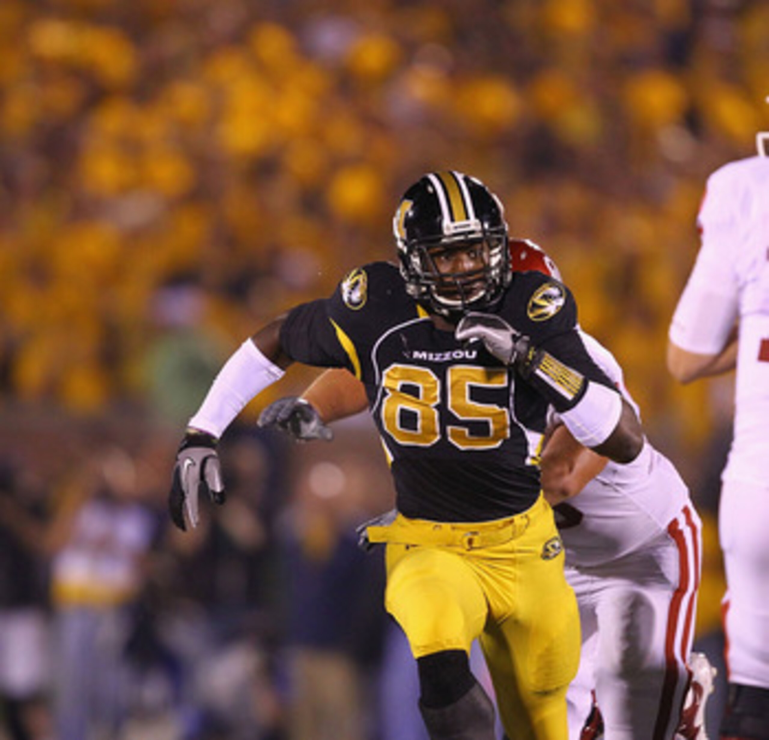 COLUMBIA, MO - OCTOBER 23: Aldon Smith #85 of the Missouri Tigers in action against the Oklahoma Sooners at Faurot Field/Memorial Stadium on October 23, 2010 in Columbia, Missouri.  The Tigers beat the Sooners 36-27.  (Photo by Dilip Vishwanat/Getty Image