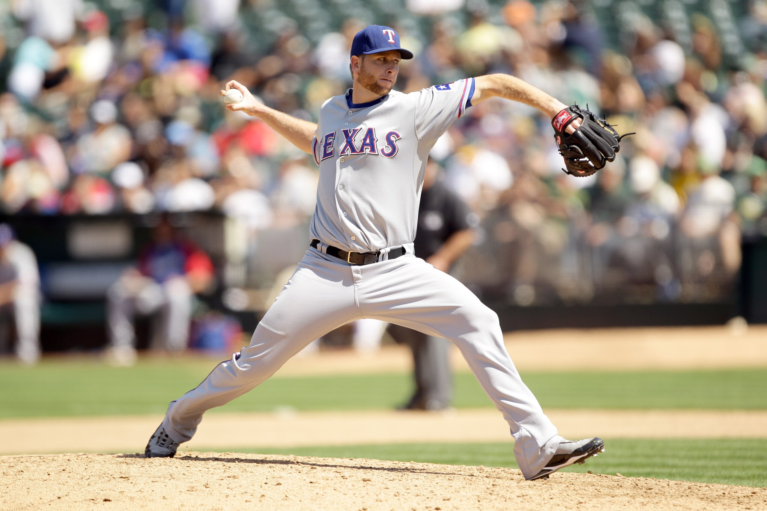 OAKLAND, CA - AUGUST 07:  Scott Feldman #39 of the Texas Rangers pitches against the Oakland Athletics at the Oakland-Alameda County Coliseum on August 7, 2010 in Oakland, California.  (Photo by Ezra Shaw/Getty Images)