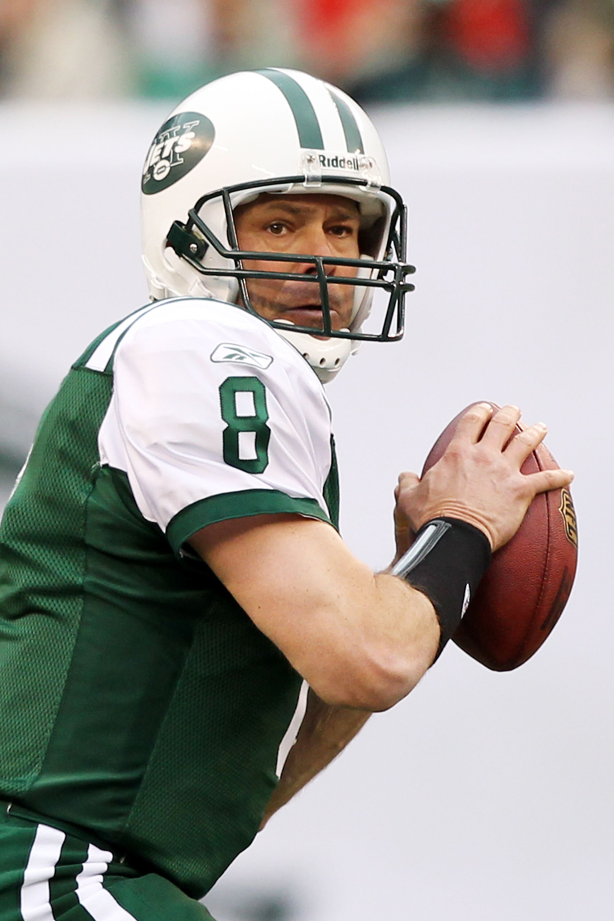 EAST RUTHERFORD, NJ - JANUARY 02:  Mark Brunell #8 of the New York Jets prepares to pass the ball against the Buffalo Bills at New Meadowlands Stadium on January 2, 2011 in East Rutherford, New Jersey.  (Photo by Al Bello/Getty Images)