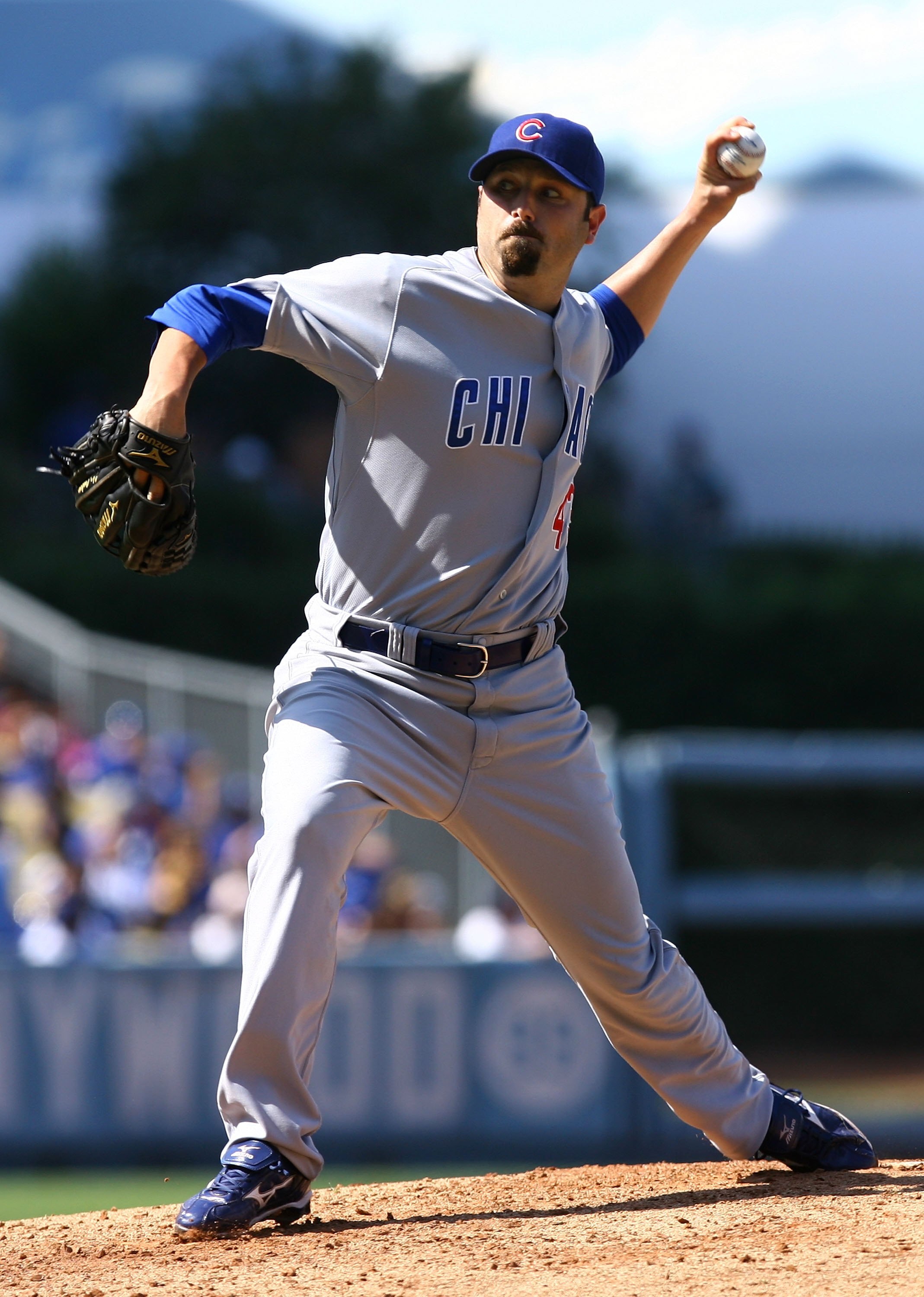 LOS ANGELES, CA - AUGUST 22:  John Grabow #43 of the Chicago Cubs pitches against the Los Angeles Dodgers at Dodger Stadium on August 22, 2009 in Los Angeles, California.  (Photo by Jeff Gross/Getty Images)