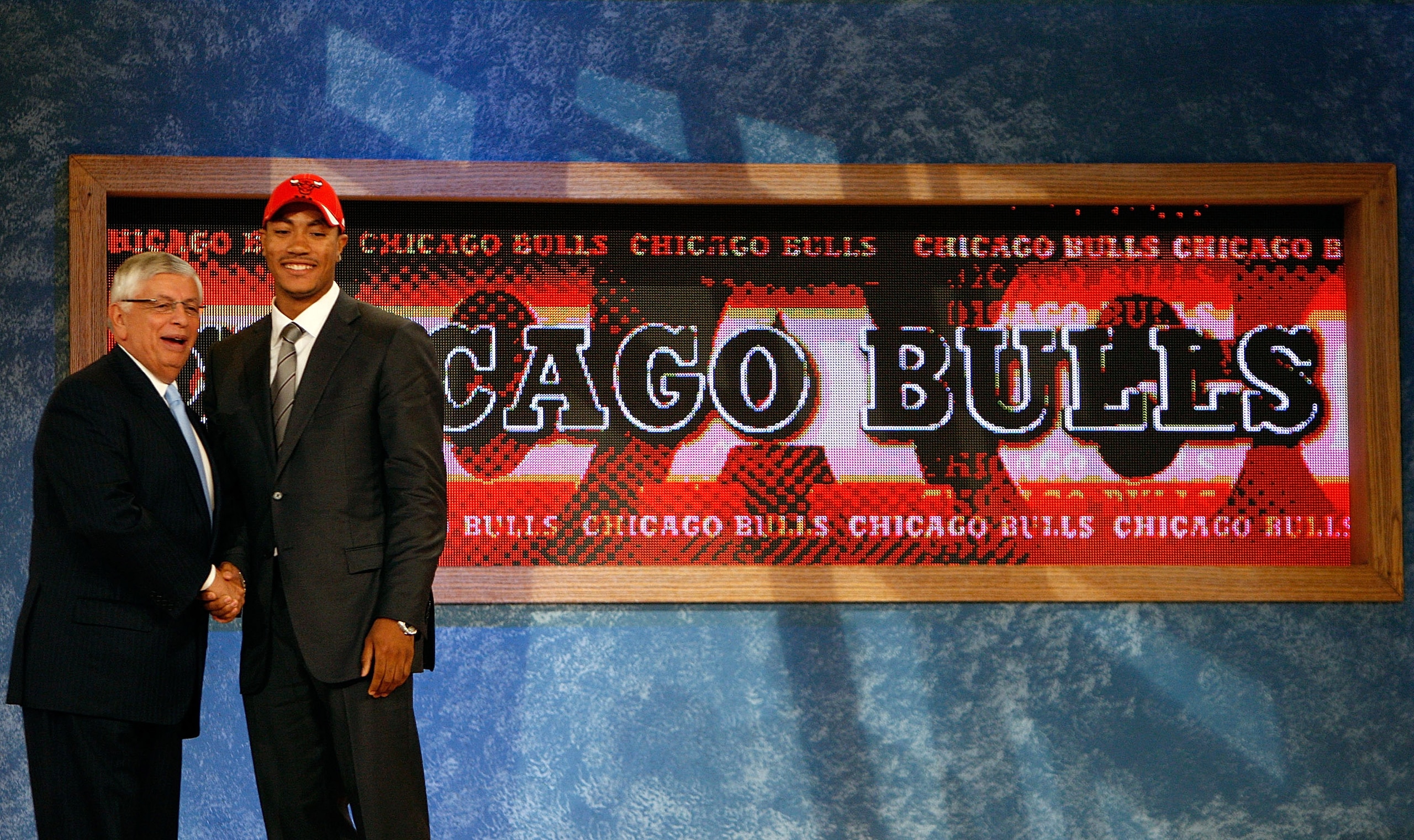 NEW YORK - JUNE 26: NBA Commissioner David Stern shakes hands with number one draft pick for the Chicago Bulls, Derrick Rose during the 2008 NBA Draft at the Wamu Theatre at Madison Square Garden June 26, 2008 in New York City. NOTE TO USER: User express NEW YORK - JUNE 26: NBA Commissioner David Stern shakes hands with number one draft pick for the Chicago Bulls, Derrick Rose during the 2008 NBA Draft at the Wamu Theatre at Madison Square Garden June 26, 2008 in New York City. NOTE TO USER: User express