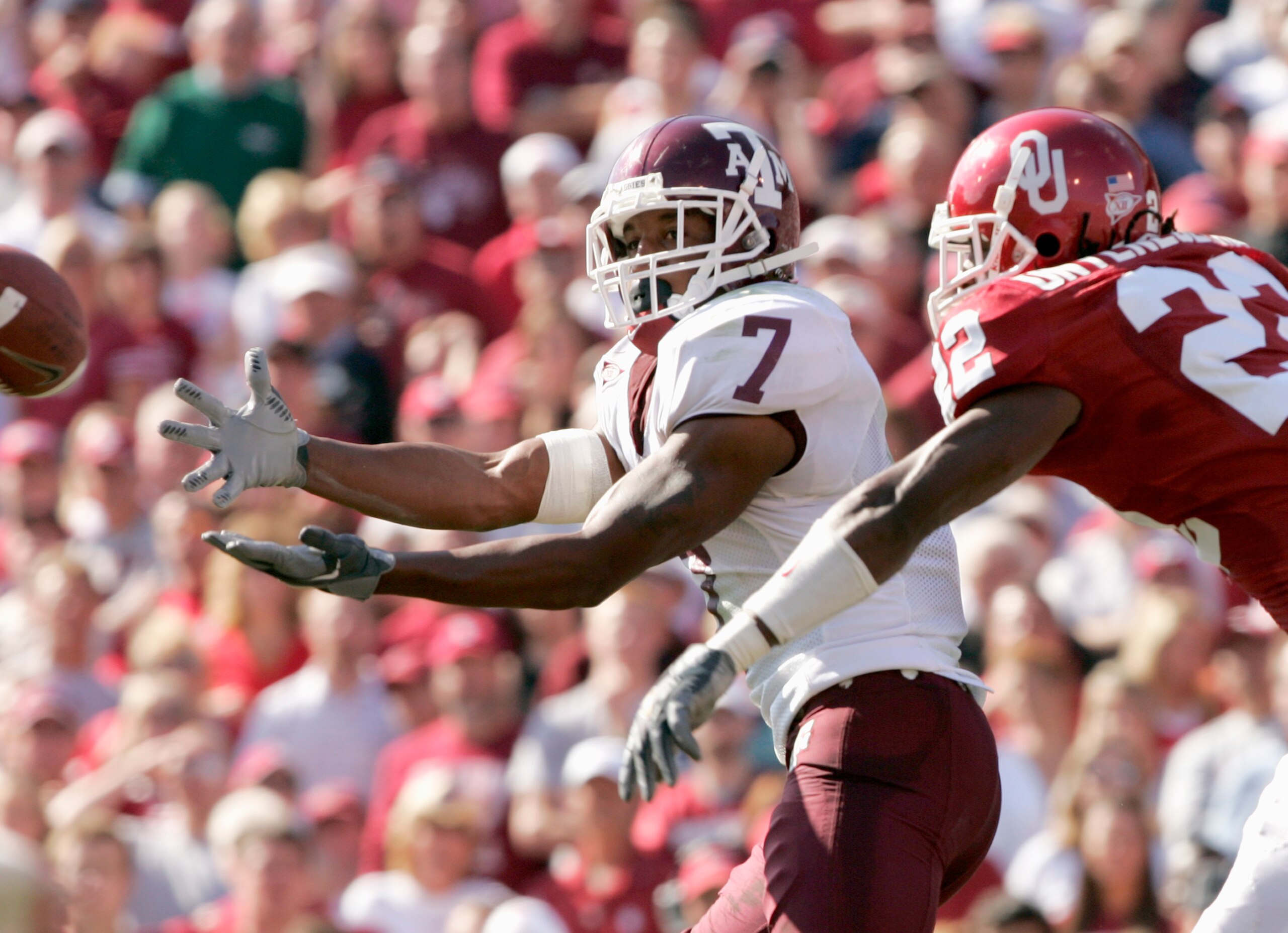 NORMAN, OK - NOVEMBER 12: Jason Carter #7 of the Texas A&M Aggies moves to make the reception during the game against the Oklahoma Sooners on November 12, 2005 at Memorial Stadium in Norman, Oklahoma. The Sooners won 36-30. (Photo by Brian Bahr/Getty I NORMAN, OK - NOVEMBER 12: Jason Carter #7 of the Texas A&M Aggies moves to make the reception during the game against the Oklahoma Sooners on November 12, 2005 at Memorial Stadium in Norman, Oklahoma. The Sooners won 36-30. (Photo by Brian Bahr/Getty I