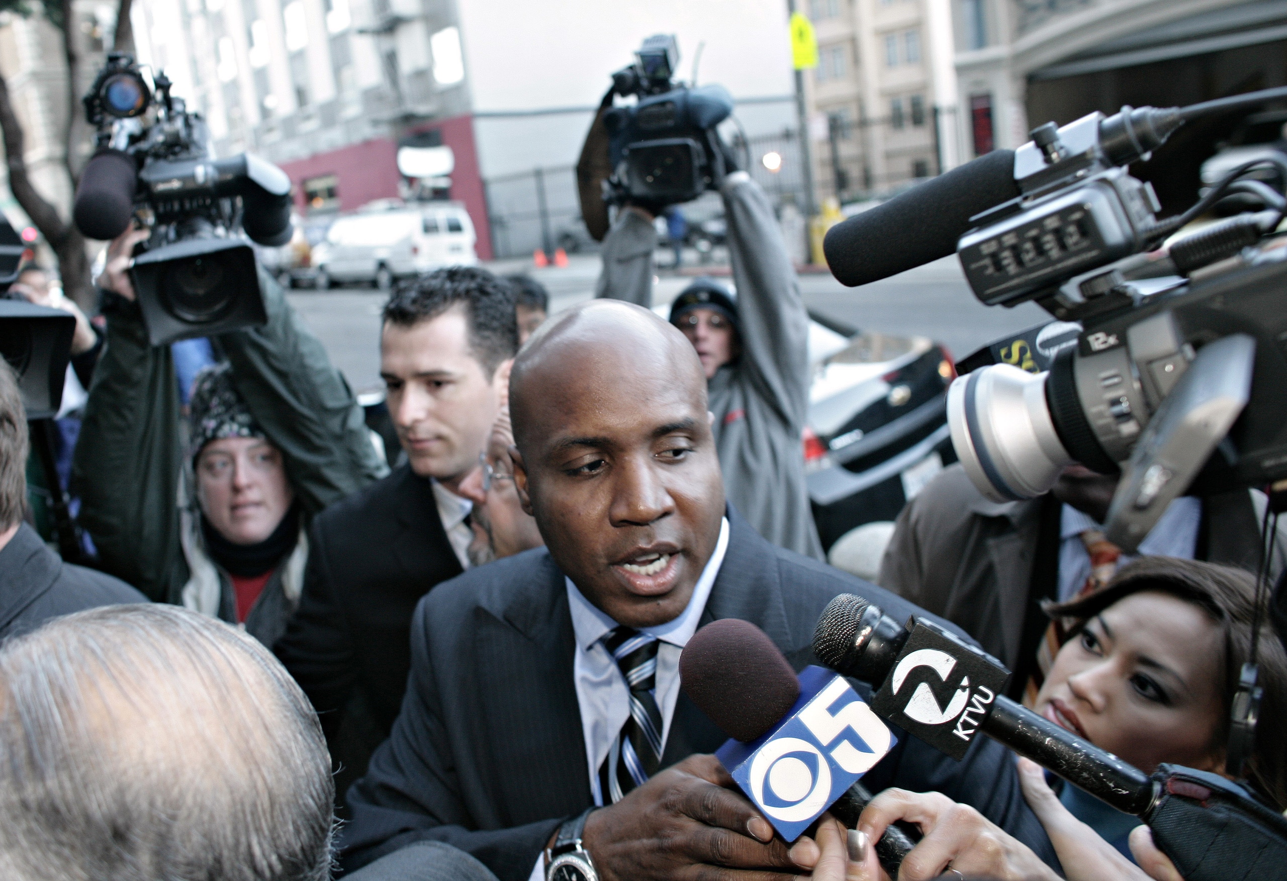 SAN FRANCISCO - DECEMBER 7:  Barry Bonds arrives at court to face charges of perjury and obstruction of jusitce for allegedly lying to a grand jury four years ago about his use of performance-enhancing drugs on December 7, 2007 at U.S. District Court in S