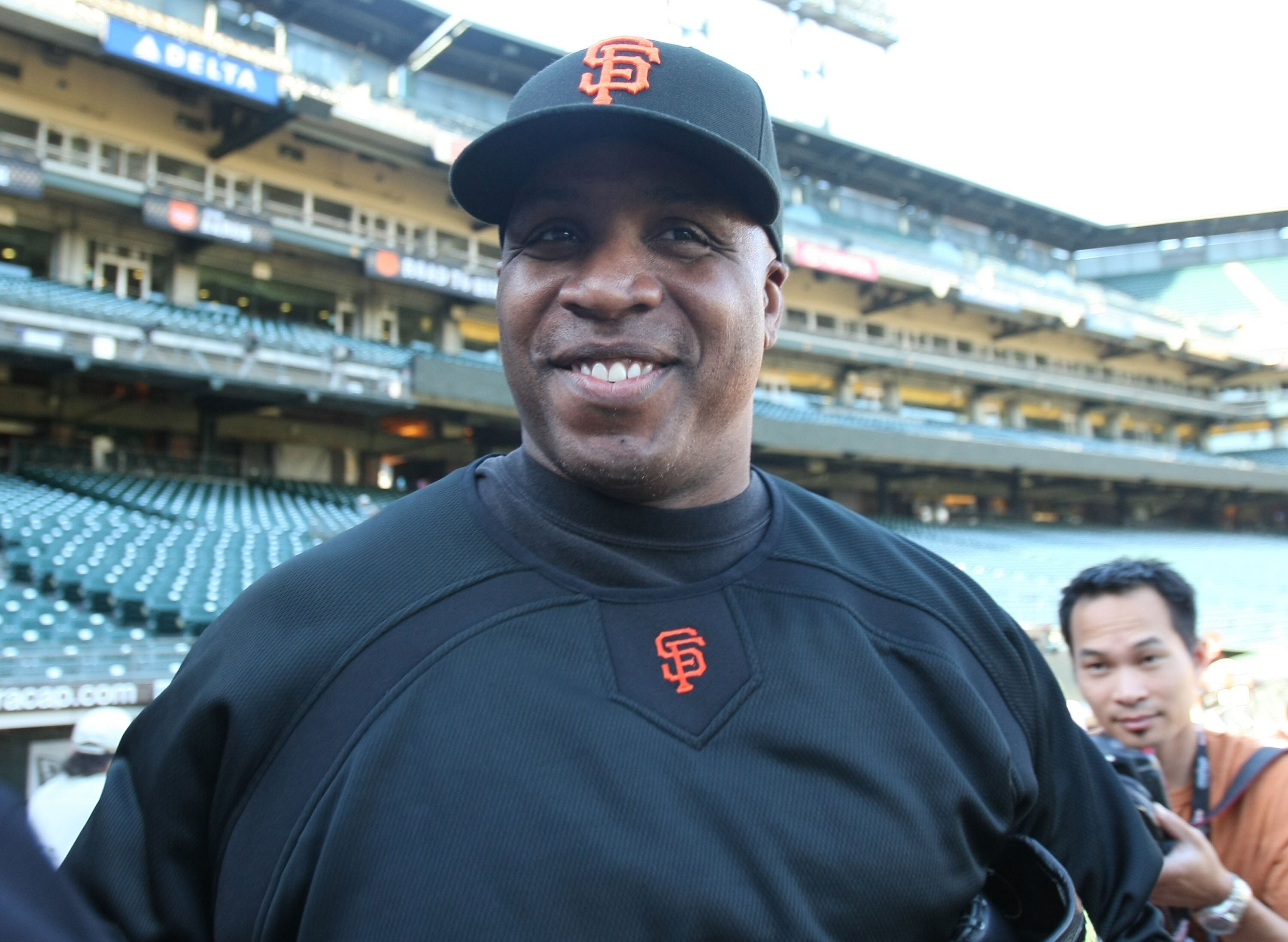 SAN FRANCISCO - SEPTEMBER 26:  Barry Bonds #25 of the San Francisco Giants heads out to batting practice before his final home game as a Giant, against the San Diego Padres at a Major League Baseball game September 26, 2007 at AT&T Park in San Francisco,