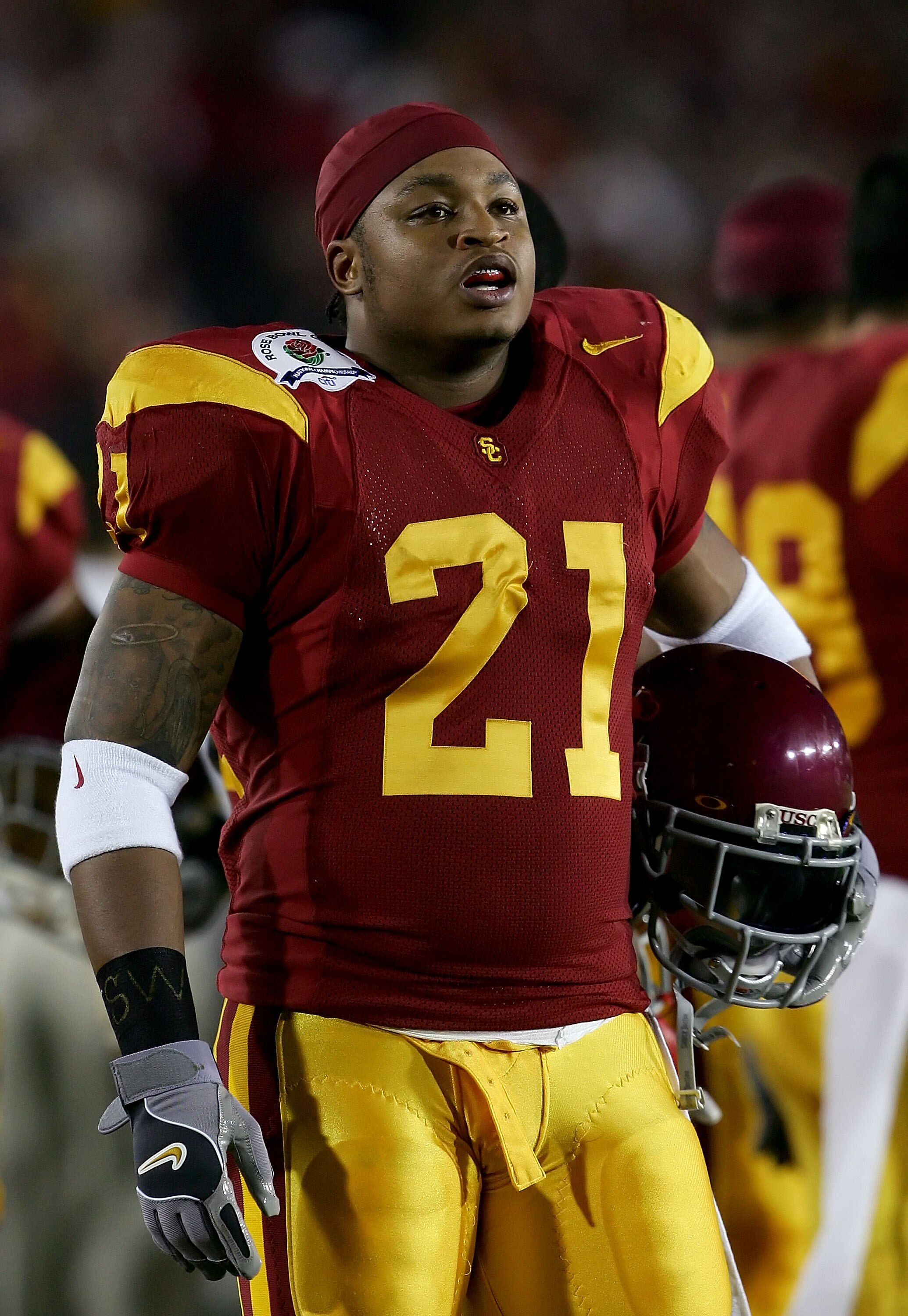 PASADENA, CA - JANUARY 04:  LenDale White #21 of the USC Trojans stands on the sidelines in the first quarter of the BCS National Championship Rose Bowl Game against the Texas Longhorns at the Rose Bowl on January 4, 2006 in Pasadena, California.  Texas d