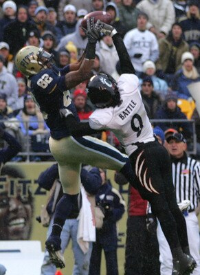 PITTSBURGH - DECEMBER 05:  Jonathan Baldwin #82 of the University of Pittsburgh Panthers catches a touchdown against the Cincinnati Bearcats on December 5, 2009 at Heinz Field in Pittsburgh, Pennsylvania. (Photo by Jared Wickerham/Getty Images)