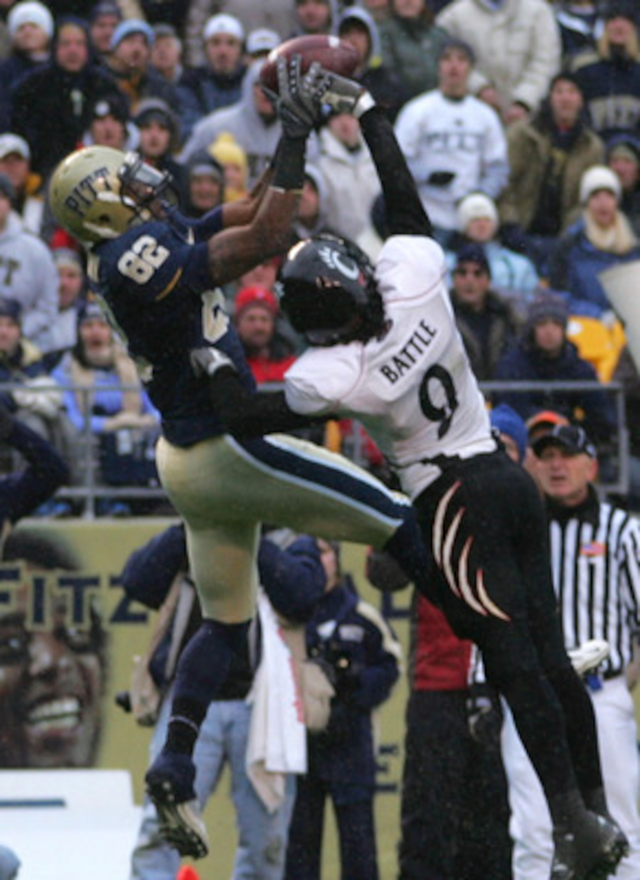 PITTSBURGH - DECEMBER 05:  Jonathan Baldwin #82 of the University of Pittsburgh Panthers catches a touchdown against the Cincinnati Bearcats on December 5, 2009 at Heinz Field in Pittsburgh, Pennsylvania. (Photo by Jared Wickerham/Getty Images)