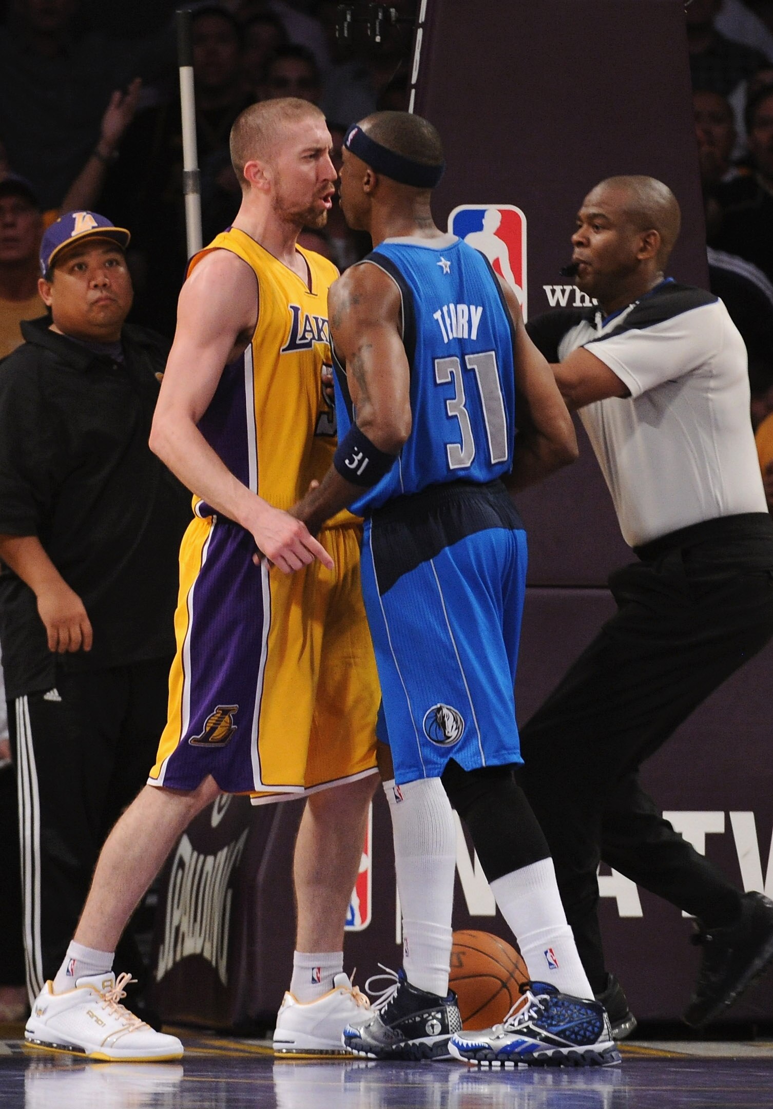 LOS ANGELES, CA - MARCH 31:  Steve Blake #5 of the Los Angeles Lakers and Jason Terry #31 of the Dallas Mavericks push and argue at Staples Center on March 31, 2011 in Los Angeles, California.  Blake and Terry were ejected from the game.  NOTE TO USER: Us