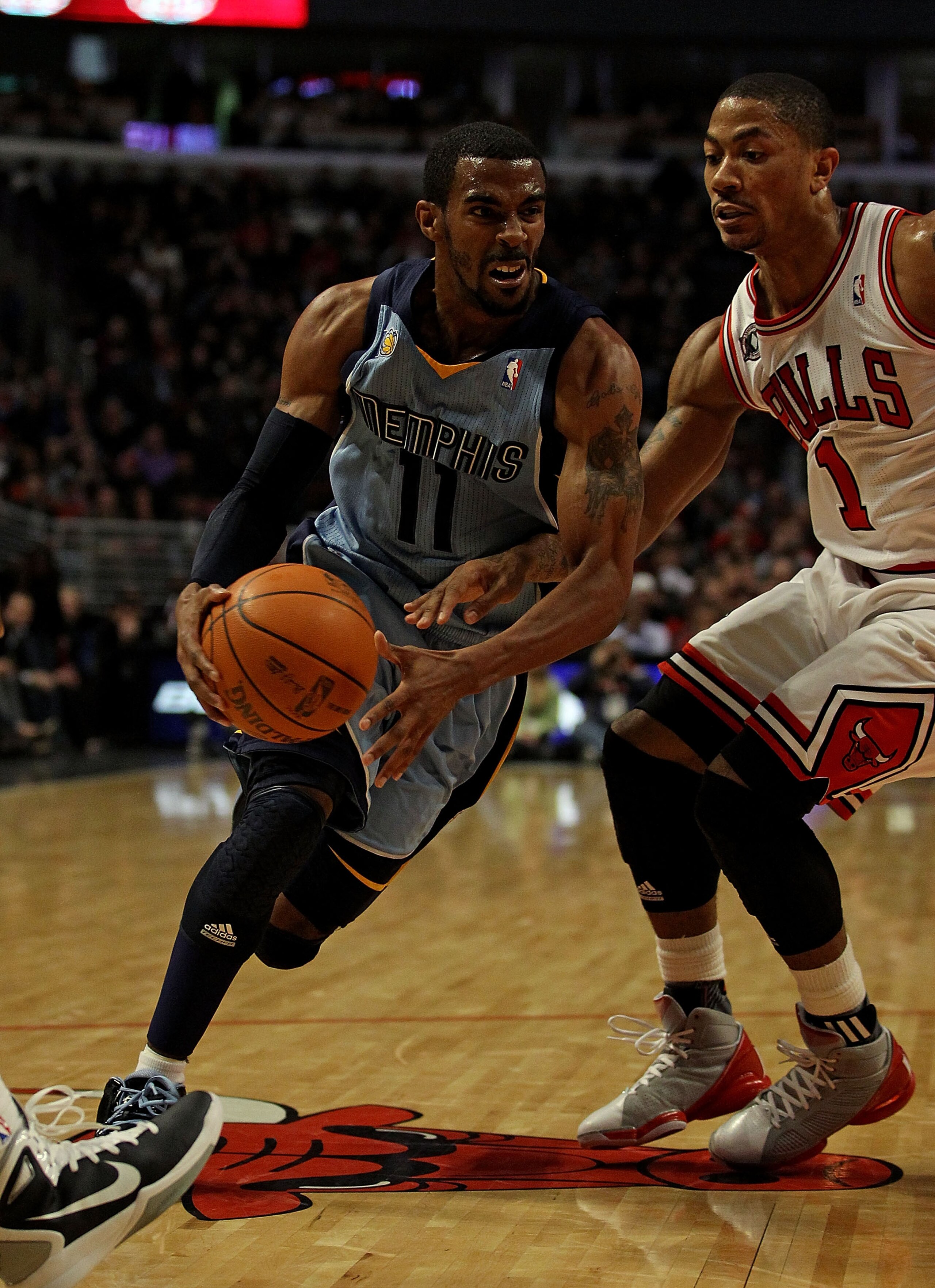 CHICAGO, IL - MARCH 25: Mike Conley #11 of the Memphis Grizzlies drives to the basket against Derrick Ros #1 of the Chicago Bulls at the United Center on March 25, 2011 in Chicago, Illinois. The Bulls defeated the Grizzlies 99-96. NOTE TO USER: User expre