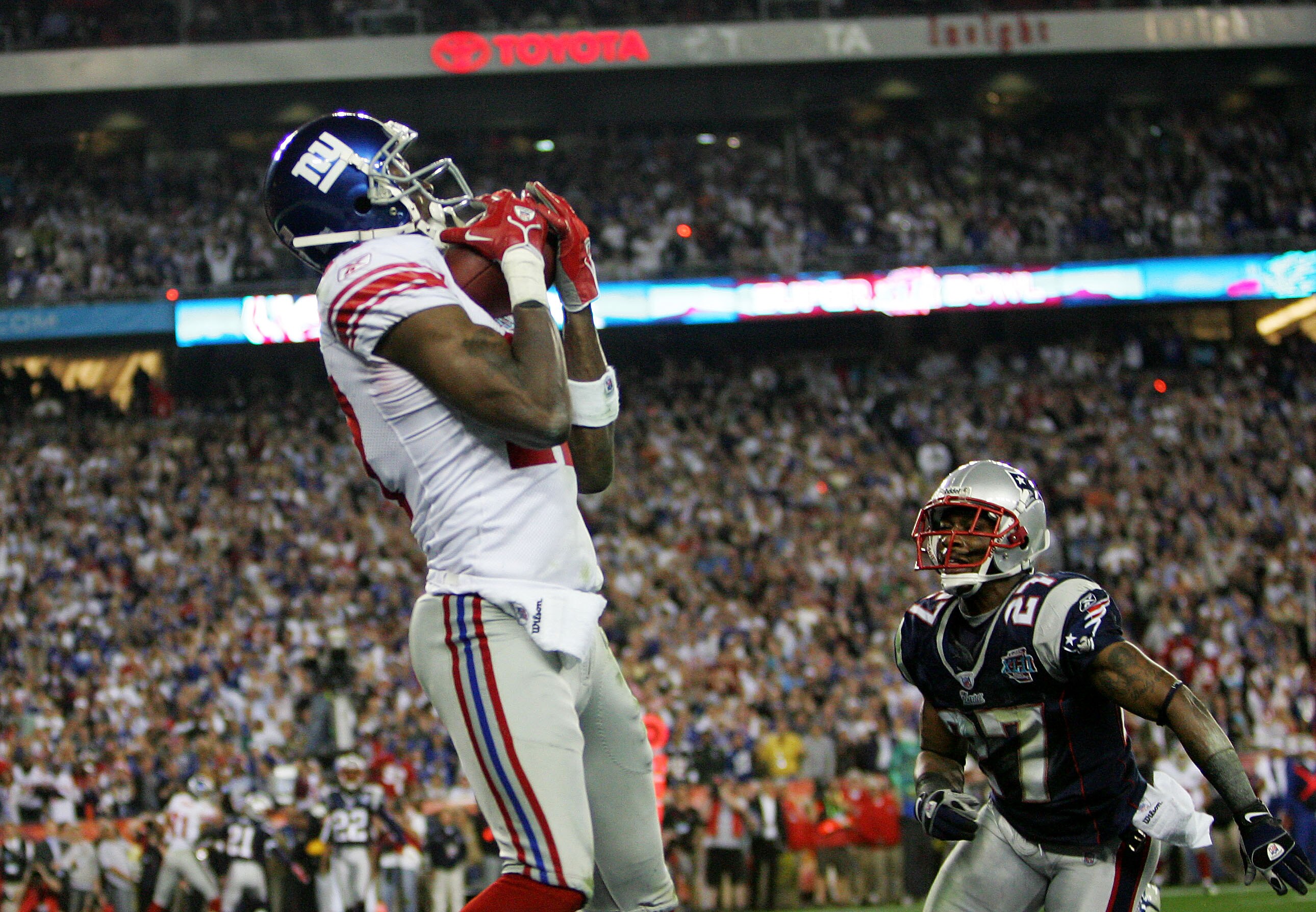 GLENDALE, AZ - FEBRUARY 03: Wide receiver Plaxico Burress #17 of the New York Giants catches a 13-yard touchdown pass in the fourth quarter over Ellis Hobbs #27 of the New England Patriots during Super Bowl XLII on February 3, 2008 at the University of P GLENDALE, AZ - FEBRUARY 03: Wide receiver Plaxico Burress #17 of the New York Giants catches a 13-yard touchdown pass in the fourth quarter over Ellis Hobbs #27 of the New England Patriots during Super Bowl XLII on February 3, 2008 at the University of P