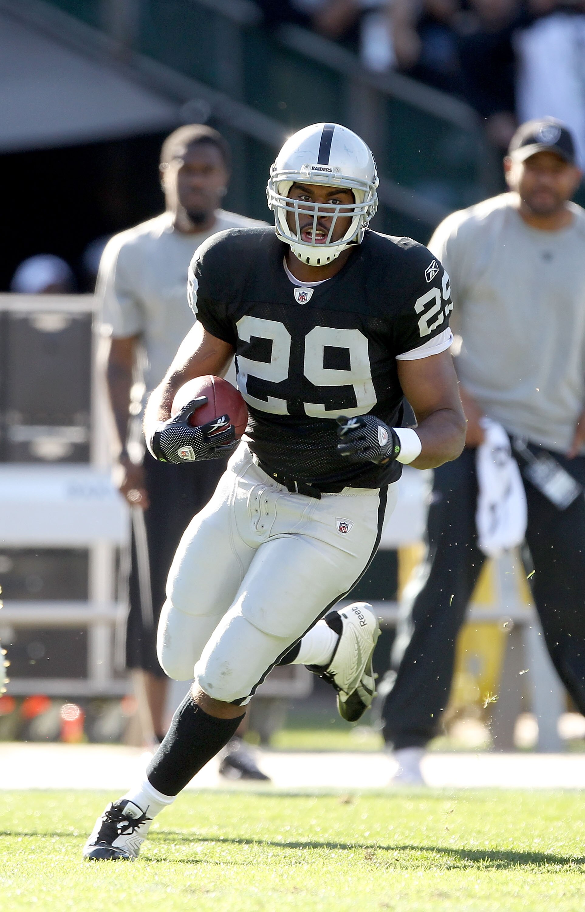 OAKLAND, CA - OCTOBER 31: Michael Bush #29 of the Oakland Raiders in action against the Seattle Seahawks at Oakland-Alameda County Coliseum on October 31, 2010 in Oakland, California. (Photo by Ezra Shaw/Getty Images) OAKLAND, CA - OCTOBER 31: Michael Bush #29 of the Oakland Raiders in action against the Seattle Seahawks at Oakland-Alameda County Coliseum on October 31, 2010 in Oakland, California. (Photo by Ezra Shaw/Getty Images)