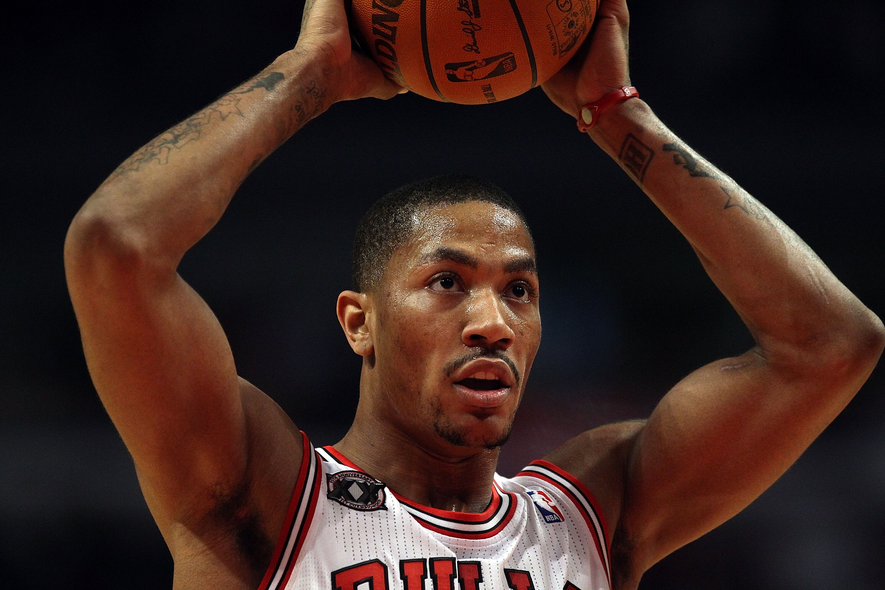 CHICAGO, IL - MARCH 25: Derrick Rose #1 of the Chicago Bulls prepares to shoot a free-throw against the Memphis Grizzlies at the United Center on March 25, 2011 in Chicago, Illinois. The Bulls defeated the Grizzlies 99-96. NOTE TO USER: User expressly ack