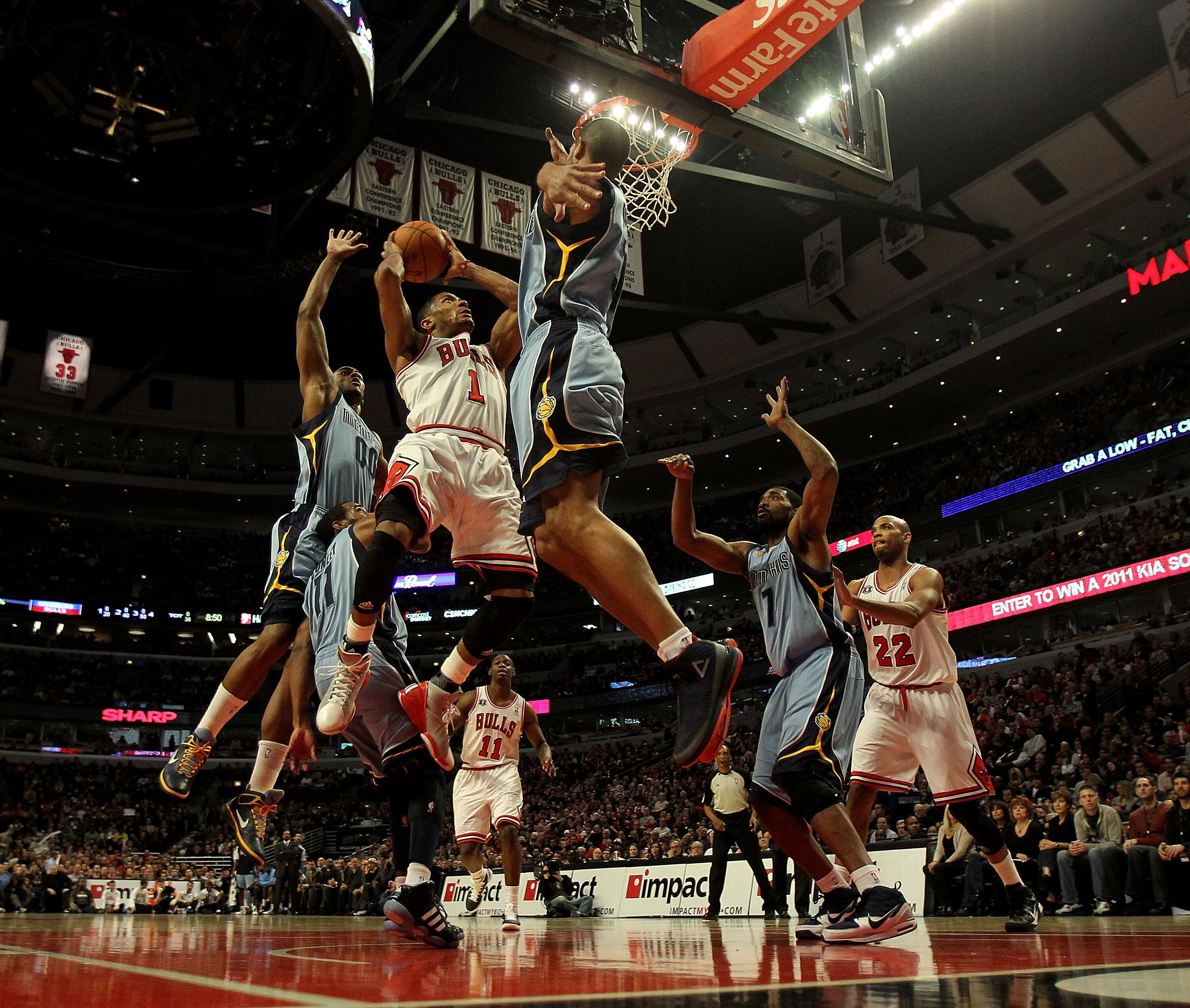 CHICAGO, IL - MARCH 25: Derrick Rose #1 of the Chicago Bulls puts up a shot between Darrell Arthur #00, Mike Conley #11 and Shane Battier #31 of the Memphis Girzzlies on his way to a game-high 24 points at the United Center on March 25, 2011 in Chicago, I