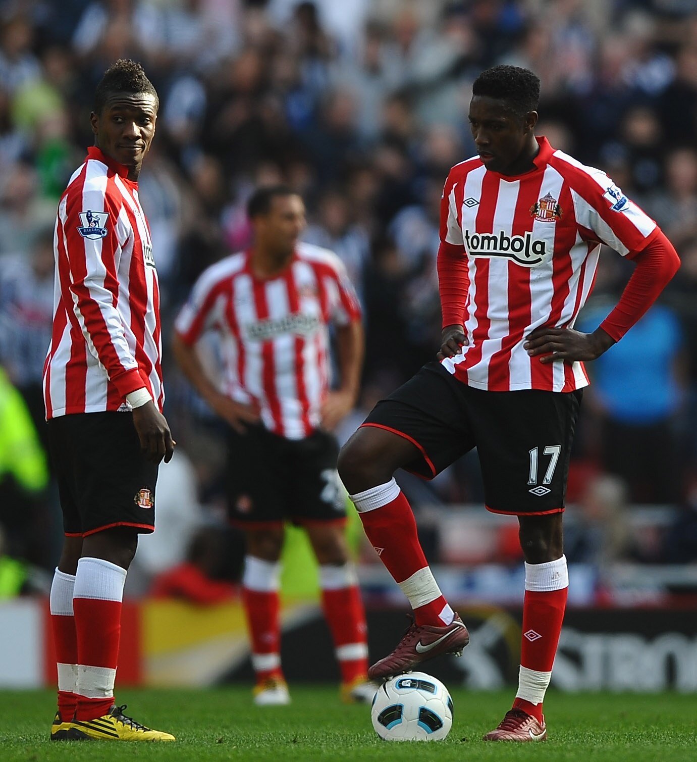 SUNDERLAND, ENGLAND - APRIL 09: Danny Welbeck and Asmoah Gyan of Sunderland show their dissapointment during the Barclays Premier League match between Sunderland and West Bromwich Albion at The Stadium of Light on April 9, 2011 in Sunderland, England.  (P