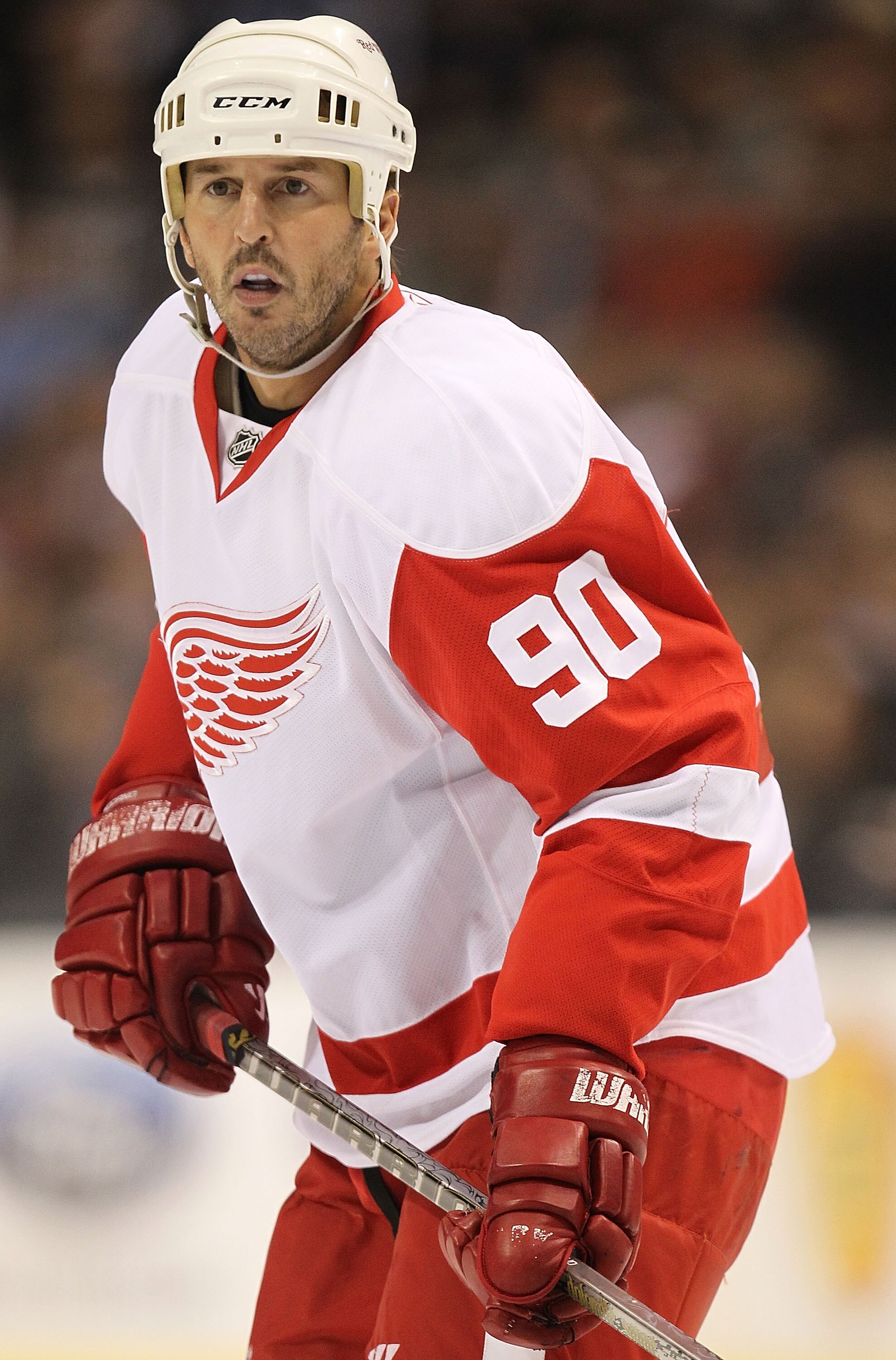 DALLAS - OCTOBER 14:  Center Mike Modano #90 of the Detroit Red Wings at American Airlines Center on October 14, 2010 in Dallas, Texas.  (Photo by Ronald Martinez/Getty Images)