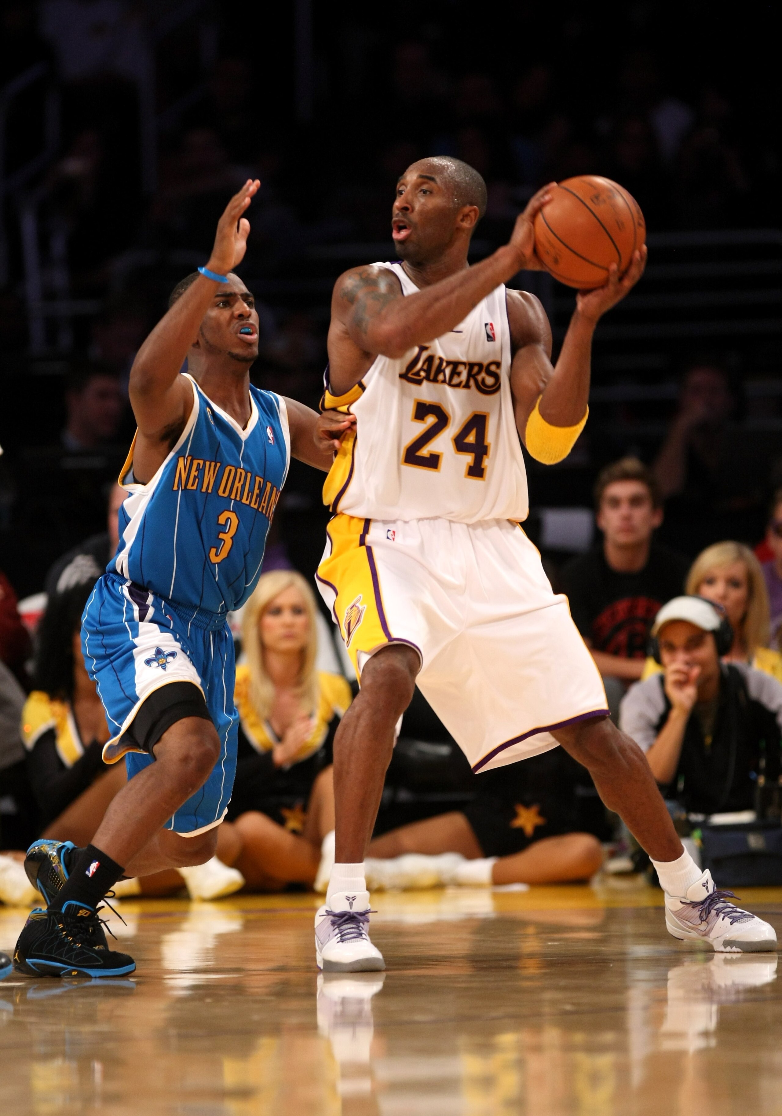 LOS ANGELES, CA - NOVEMBER 08:  Kobe Bryant #24 of the Los Angeles Lakers controls the ball against Chris Paul #3 of the New Orleans Hornets on November 8, 2009 at Staples Center in Los Angeles, California.  NOTE TO USER: User expressly acknowledges and a