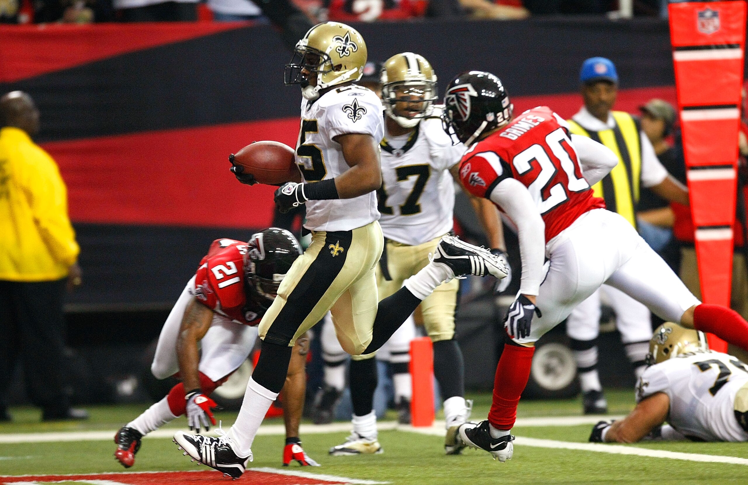 ATLANTA - DECEMBER 13:  Reggie Bush #25 of the New Orleans Saints scores a 21-yard touchdown reception in the third quarter against the Atlanta Falcons at Georgia Dome on December 13, 2009 in Atlanta, Georgia.  (Photo by Kevin C. Cox/Getty Images)