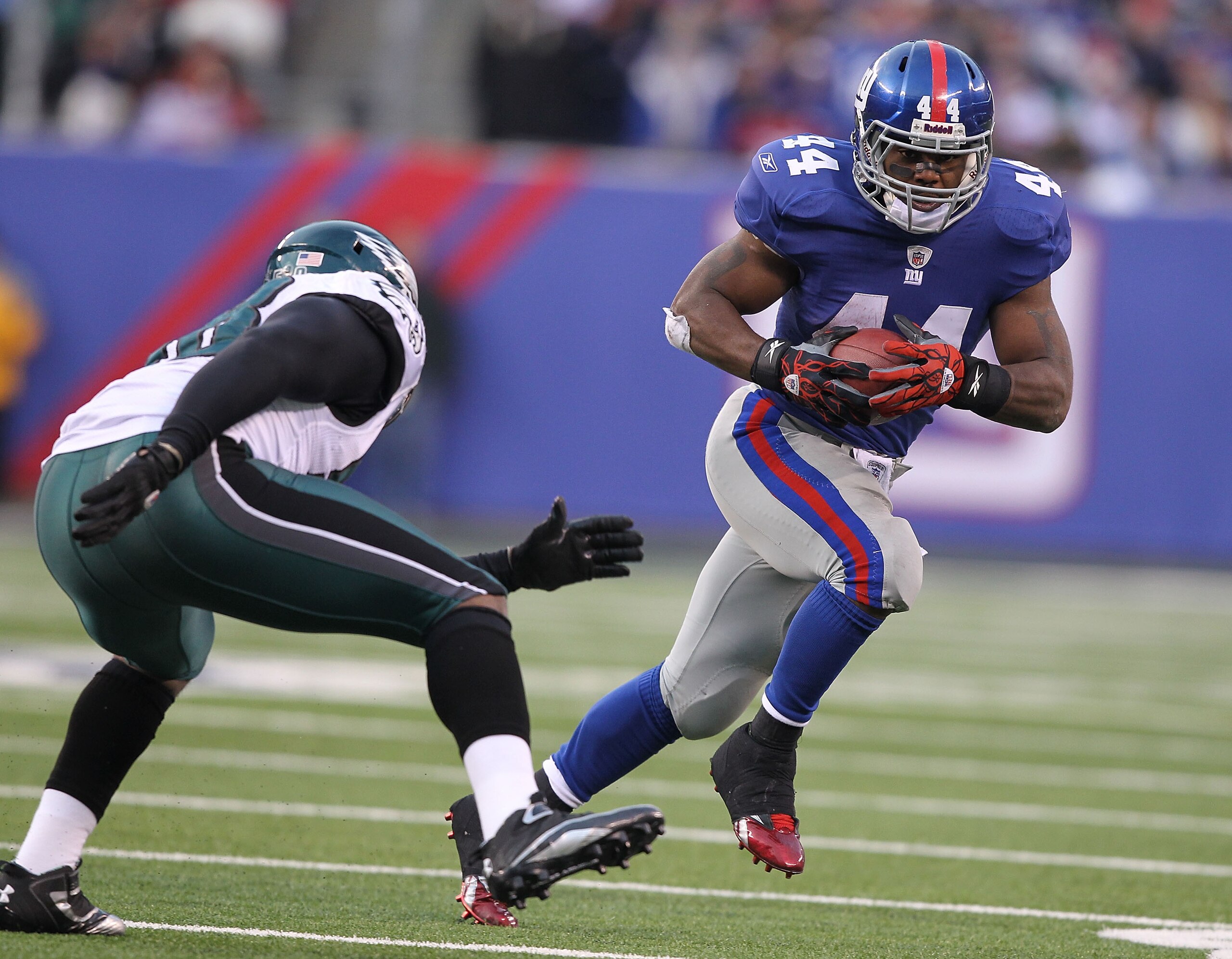 EAST RUTHERFORD, NJ - DECEMBER 19:  Ahmad Bradshaw #44 of the New York Giants runs against the Philadelphia Eagles during their game on December 19, 2010 at The New Meadowlands Stadium in East Rutherford, New Jersey.  (Photo by Al Bello/Getty Images)