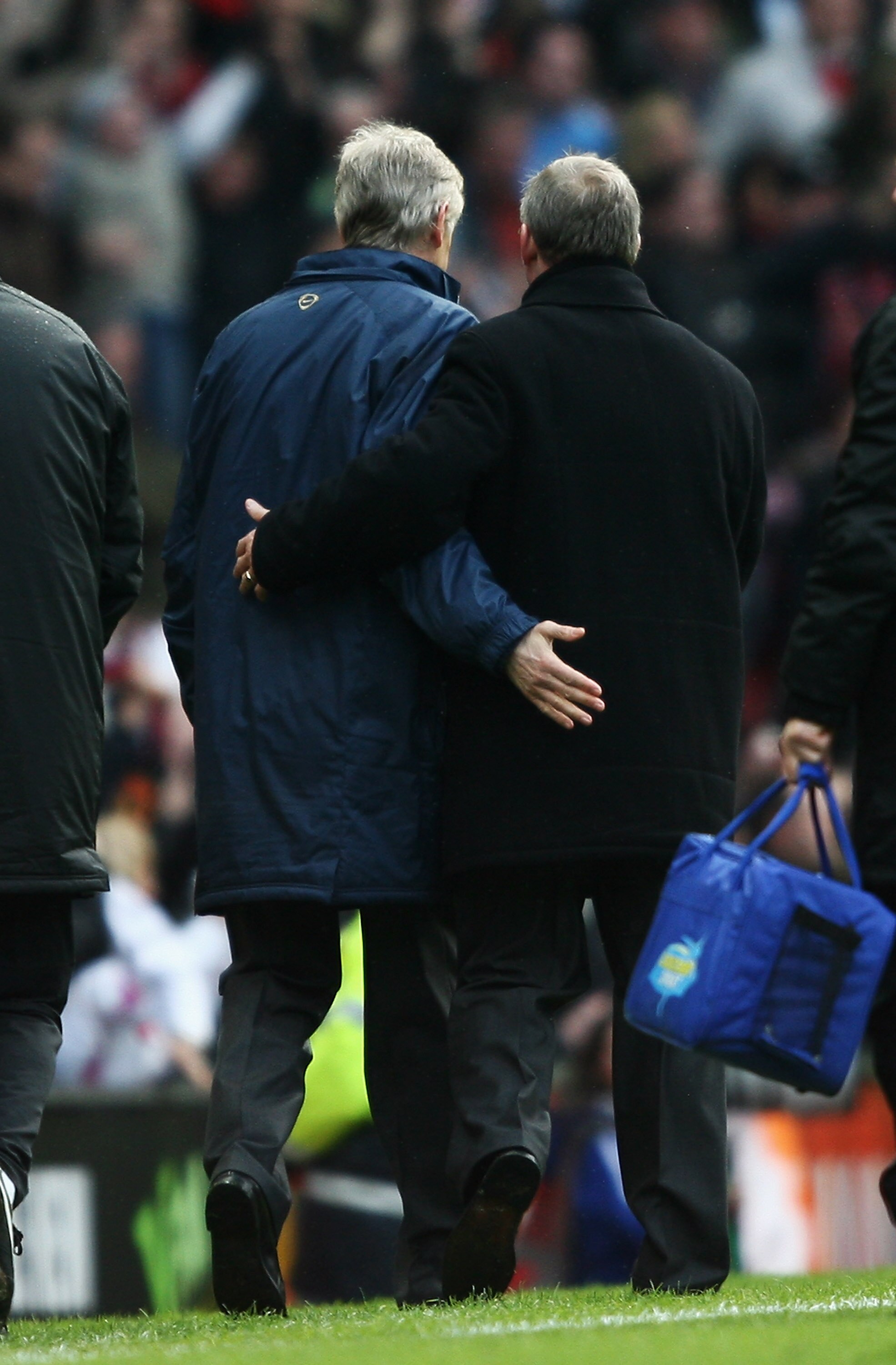 MANCHESTER, UNITED KINGDOM - APRIL 13:  Sir Alex Ferguson, manager of Manchester United consoles Arsene Wenger, manager of Arsenal after the Barclays Premier League match between Manchester United and Arsenal at Old Trafford on April 13, 2008 in Mancheste