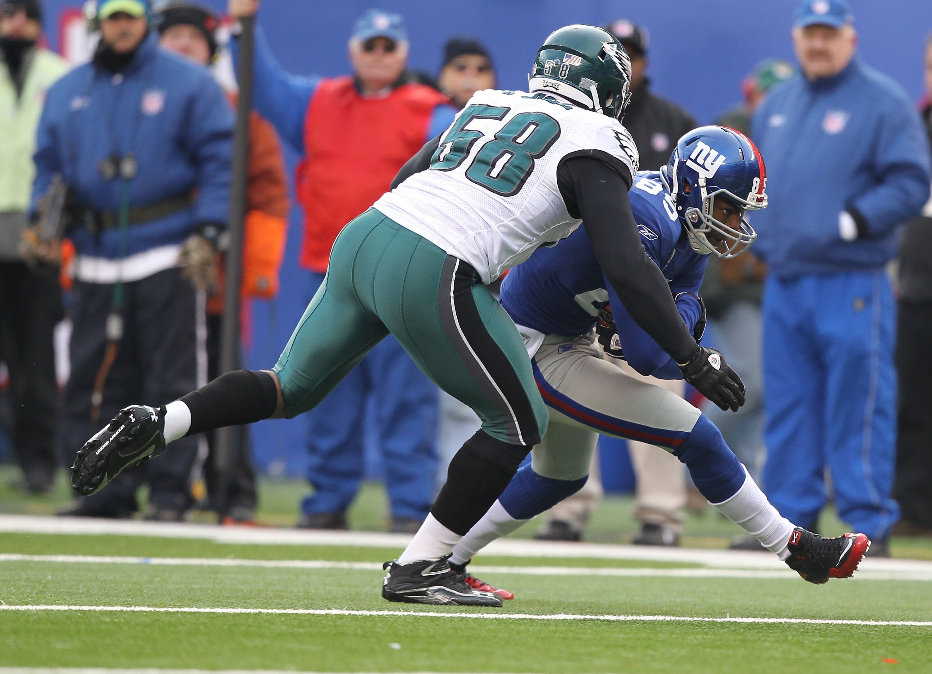EAST RUTHERFORD, NJ - DECEMBER 19:  Derek Hagan #85 of the New York Giants runs against Trent Cole #58 of the Philadelphia Eagles during their game on December 19, 2010 at The New Meadowlands Stadium in East Rutherford, New Jersey.  (Photo by Al Bello/Get