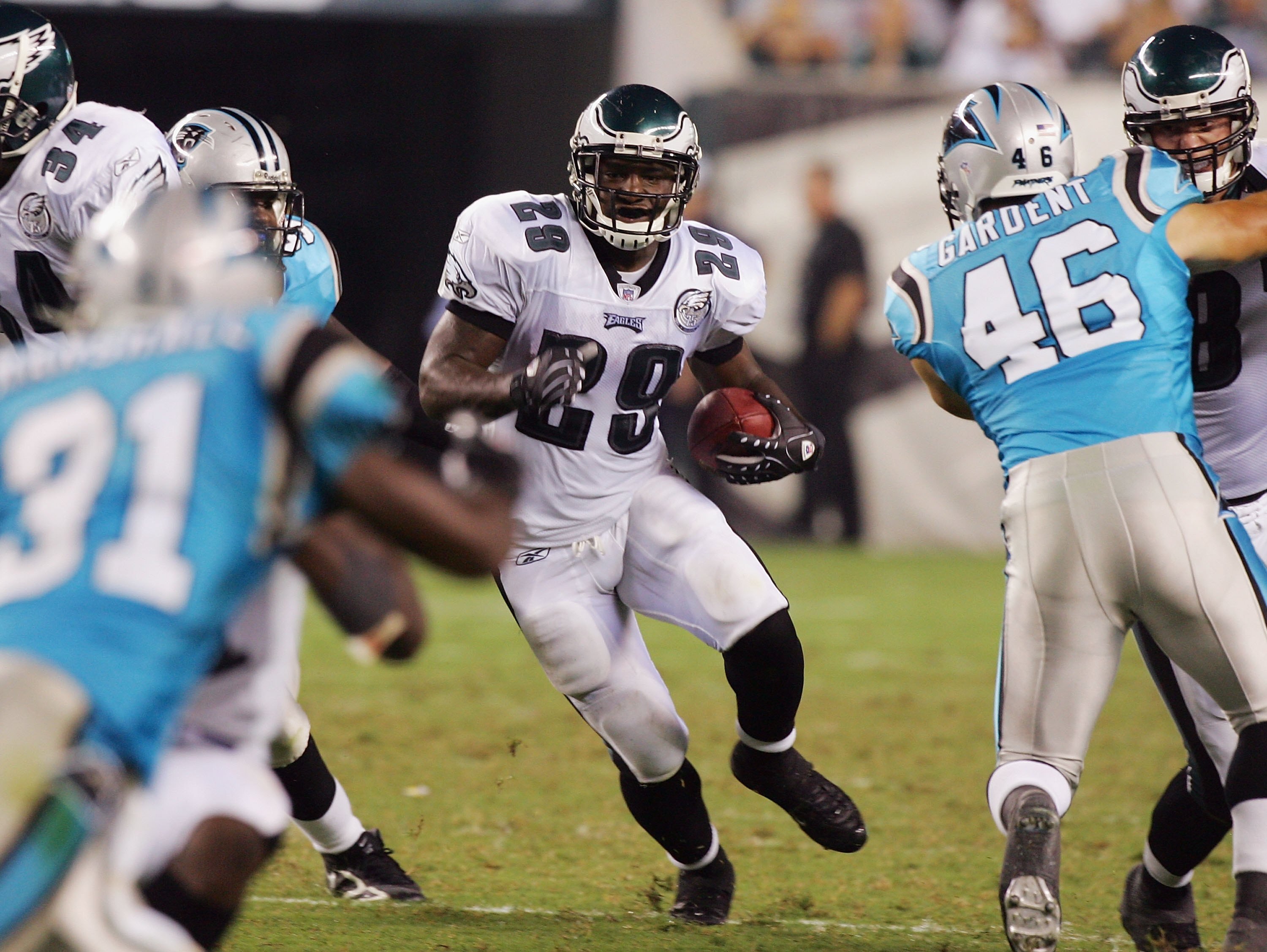 PHILADELPHIA - AUGUST 17:  Tony Hunt #29 of the Philadelphia Eagles runs the ball against the Carolina Panthers at Lincoln Financial Field August 17, 2007 in Philadelphia, Pennsylvania. (Photo by Jim McIsaac/Getty Images)
