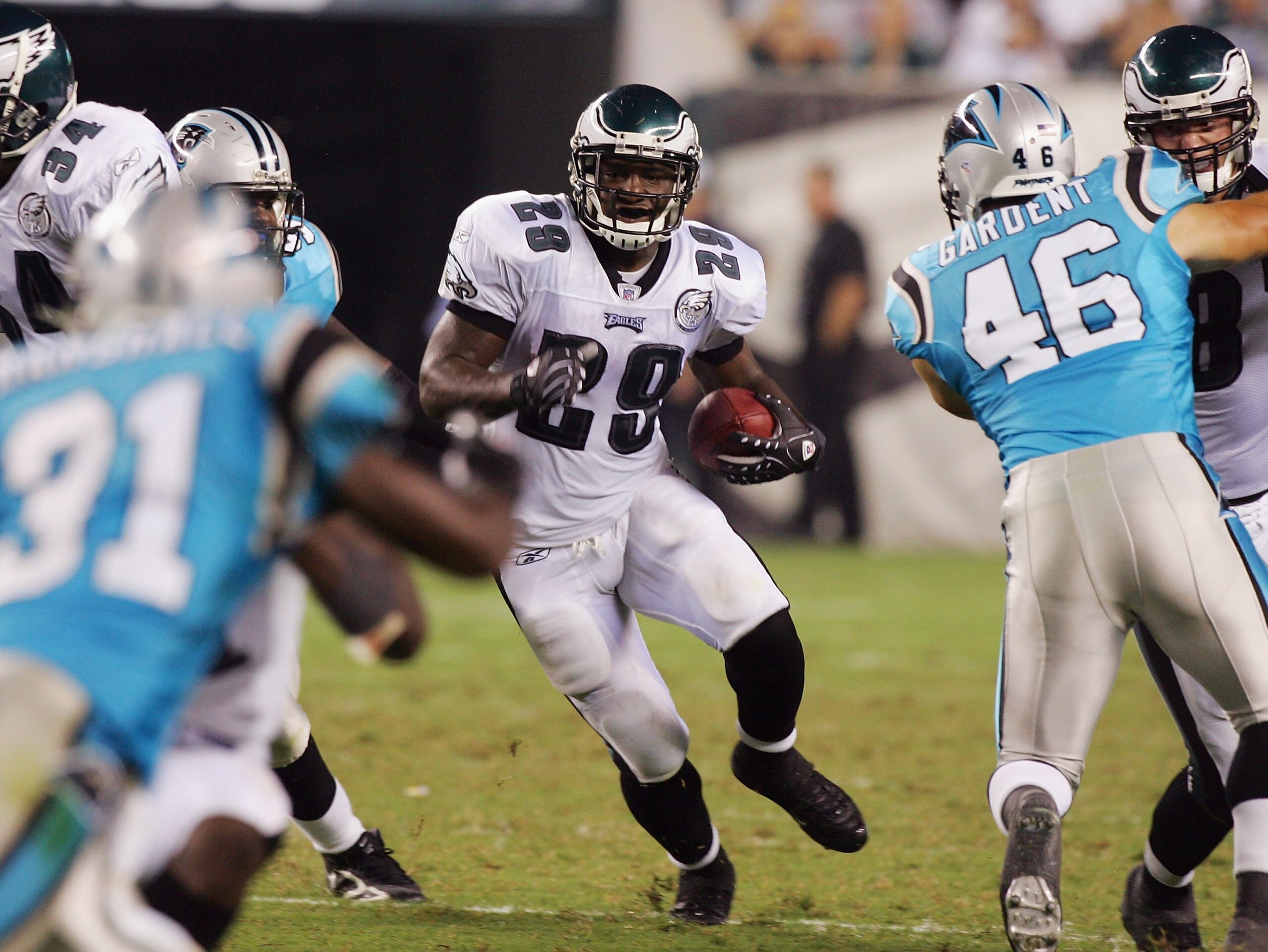 PHILADELPHIA - AUGUST 17:  Tony Hunt #29 of the Philadelphia Eagles runs the ball against the Carolina Panthers at Lincoln Financial Field August 17, 2007 in Philadelphia, Pennsylvania. (Photo by Jim McIsaac/Getty Images)