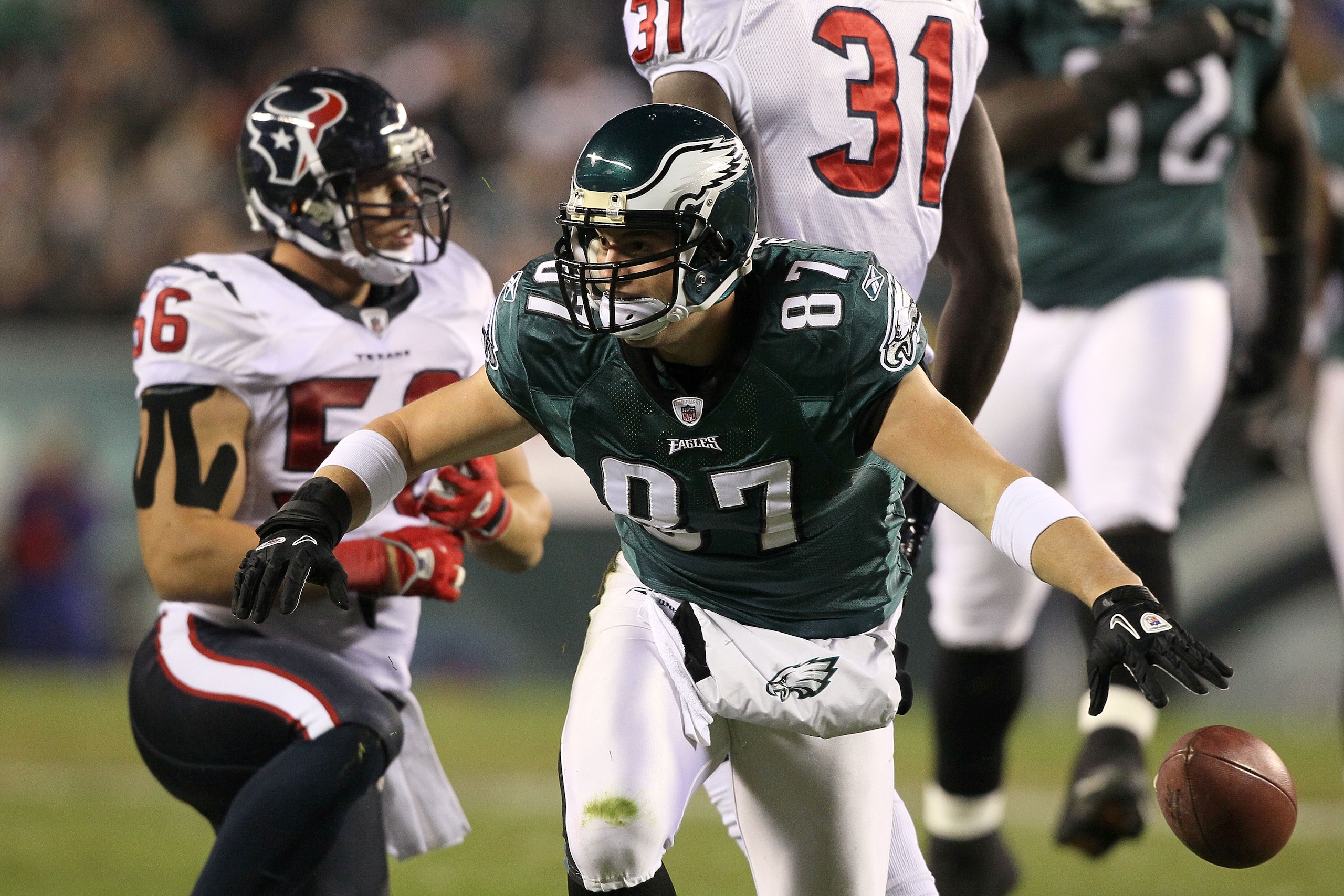 PHILADELPHIA, PA - DECEMBER 02:  Brent Celek #87 of the Philadelphia Eagles reacts after h emade a reception for a first down in the first quarter against the Houston Texans at Lincoln Financial Field on December 2, 2010 in Philadelphia, Pennsylvania.  (P