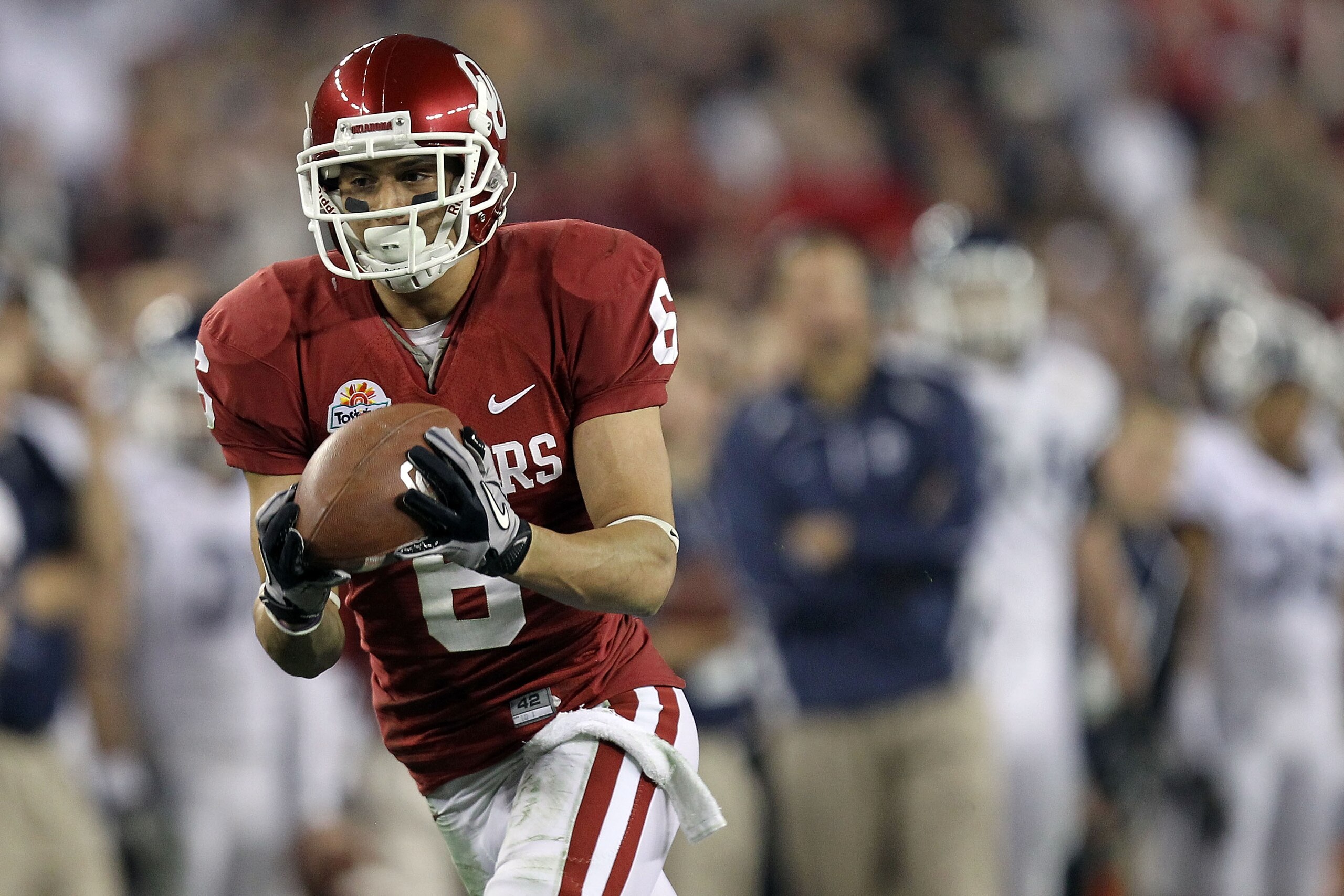 GLENDALE, AZ - JANUARY 01: Cameron Kenney #6 of the Oklahoma Sooners catches a 59-yard touchdown reception in the third quarter against the Connecticut Huskies during the Tostitos Fiesta Bowl at the Universtity of Phoenix Stadium on January 1, 2011 in Gl GLENDALE, AZ - JANUARY 01: Cameron Kenney #6 of the Oklahoma Sooners catches a 59-yard touchdown reception in the third quarter against the Connecticut Huskies during the Tostitos Fiesta Bowl at the Universtity of Phoenix Stadium on January 1, 2011 in Gl