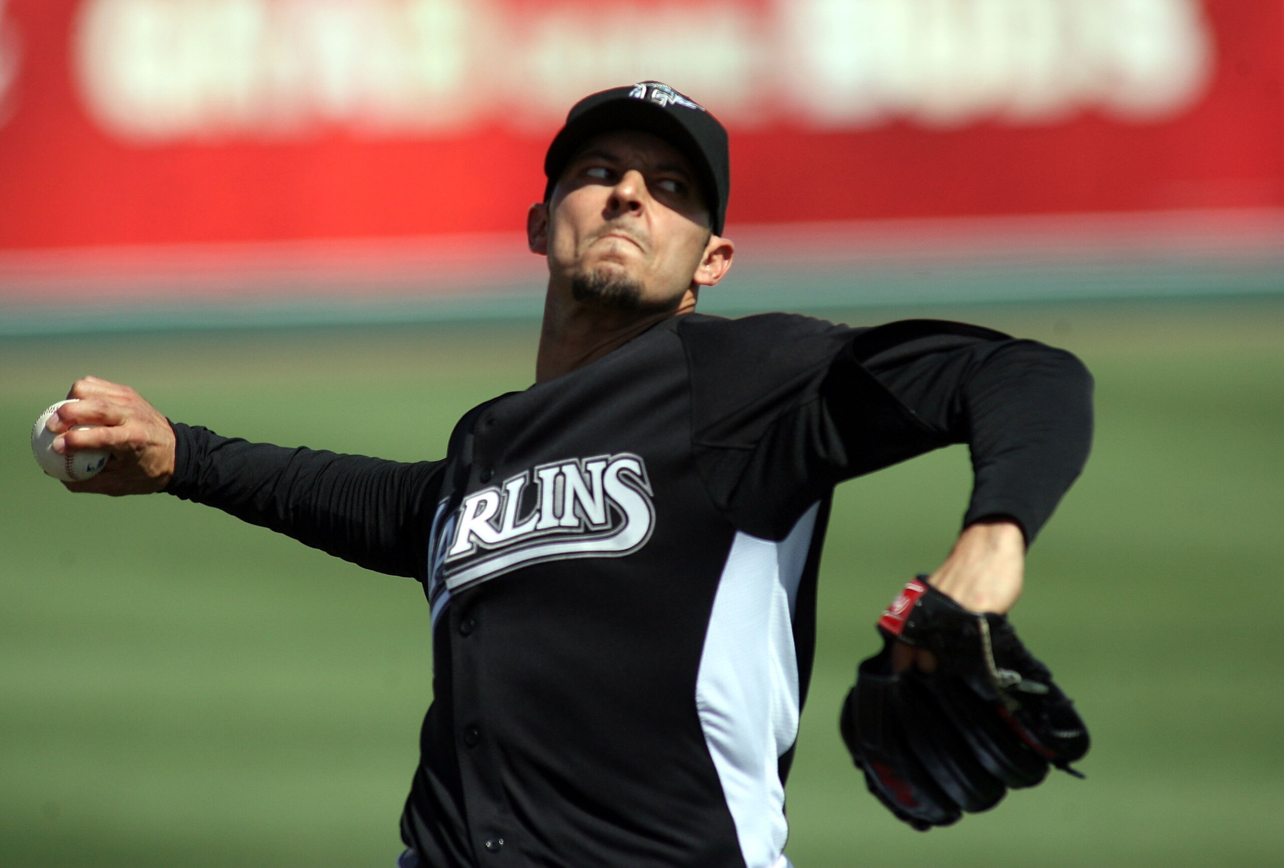 JUPITER, FL - MARCH 04:  Pitcher Clay Hensley #32  of the Florida Marlins throws against the New York Mets at Roger Dean Stadium on March 4, 2011 in Jupiter, Florida.  (Photo by Marc Serota/Getty Images)