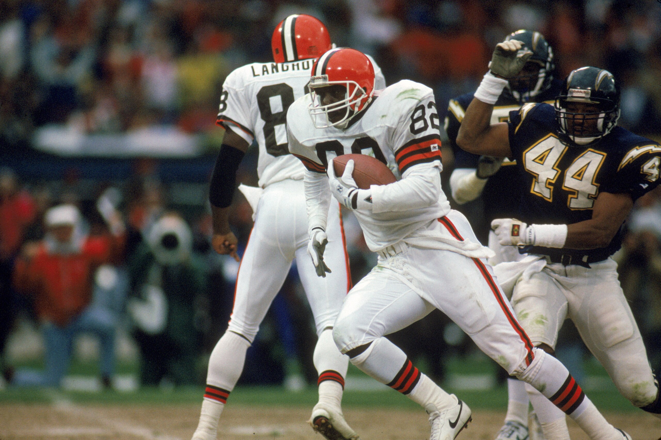 SEPTEMBER 14:  Ozzie Newsome #82 of the Cleveland Browns carries the ball upfield during the game against the San Diego Chargers on September 14,1990.  (Photo by: Rick Stewart/Getty Images)