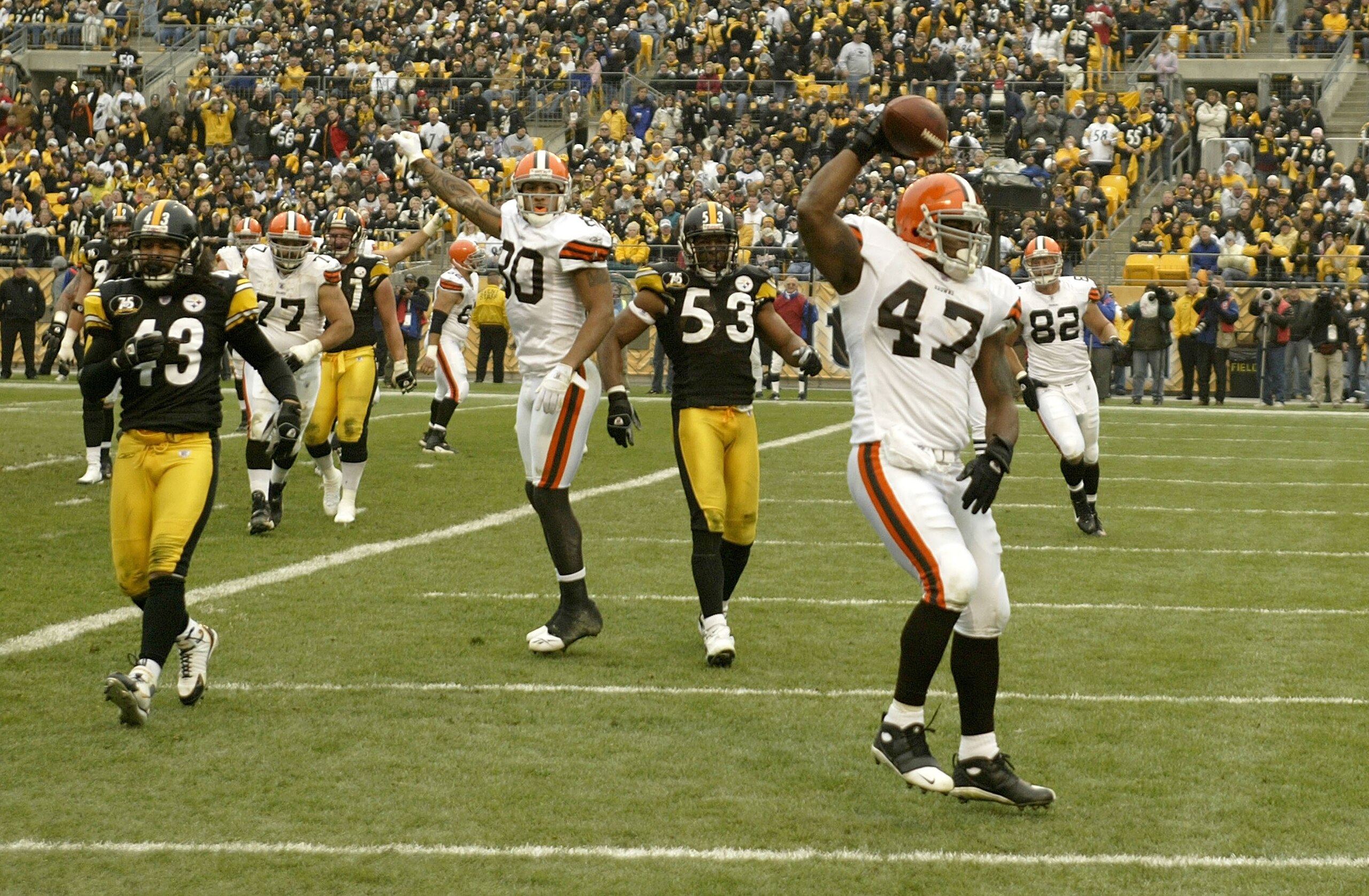 PITTSBURGH - NOVEMBER 11: Lawrence Vickers #47 of the Cleveland Browns reacts to scoring Cleveland's first touchdown against the Pittsburgh Steelers at Heinz Field November 11, 2007 in Pittsburgh, Pennsylvania. The Steelers won 31-28. (Photo by Rick Ste PITTSBURGH - NOVEMBER 11: Lawrence Vickers #47 of the Cleveland Browns reacts to scoring Cleveland's first touchdown against the Pittsburgh Steelers at Heinz Field November 11, 2007 in Pittsburgh, Pennsylvania. The Steelers won 31-28. (Photo by Rick Ste