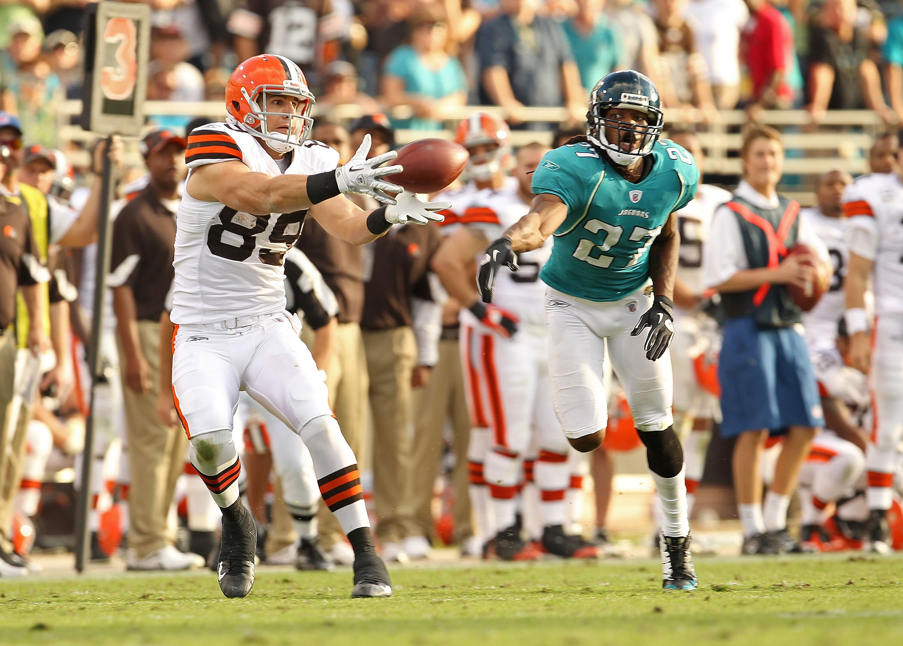 JACKSONVILLE, FL - NOVEMBER 21:  Evan Moore #89 of the Cleveland Browns makes a catch during a game agaisnt the Jacksonville Jaguars at EverBank Field on November 21, 2010 in Jacksonville, Florida.  (Photo by Mike Ehrmann/Getty Images)